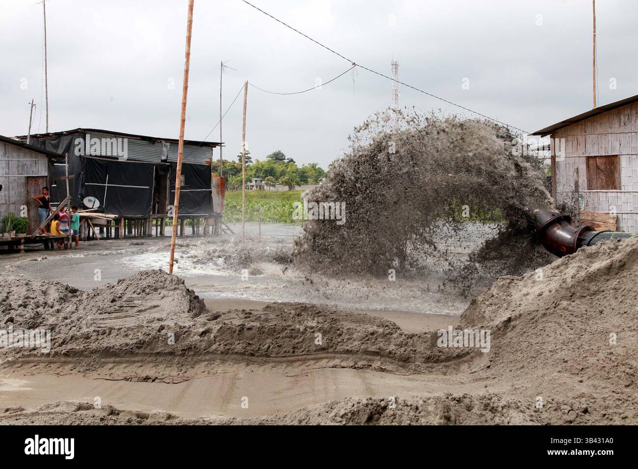 19. Juli 2015 - Salitre, GUAYAS, Ecuador - Salitre / Ecuador 17 / 07 / 2015 / ECUADOR. PrevenciÃ³n FenÃ³meno El NiÃ±o. PrevenciÃ³n ante fenÃ³meno El NiÃ±o. Que se estÃ haciendo en las provincias de la Costa para atenuar los eventuales efectos de la llegada de fenÃ³meno El NiÃ±o. CuÃl es el presupuesto para este aÃ±o. Relleno hidrÃulico cooperativa Buenos Aires.GDA / JOFFRE FLORES / El Comercio / Ecuador (Bild: © El Comercio/GDA via ZUMA Press) Stockfoto