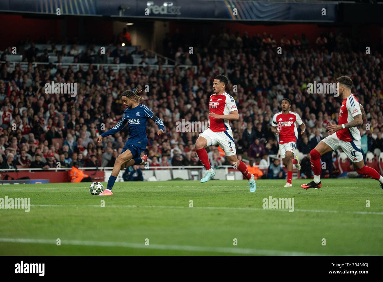 LONDON, ENGLAND - 29. APRIL: Bradley Barcola beim Halbfinale der UEFA Champions League 2024/25 im First Leg Spiel zwischen Arsenal und Paris Saint-Germain im Arsenal Emirate Stadium am 29. April 2025 in London. (Foto: Lounis Tiar Credit: Lounisphotography/Alamy Live News Stockfoto