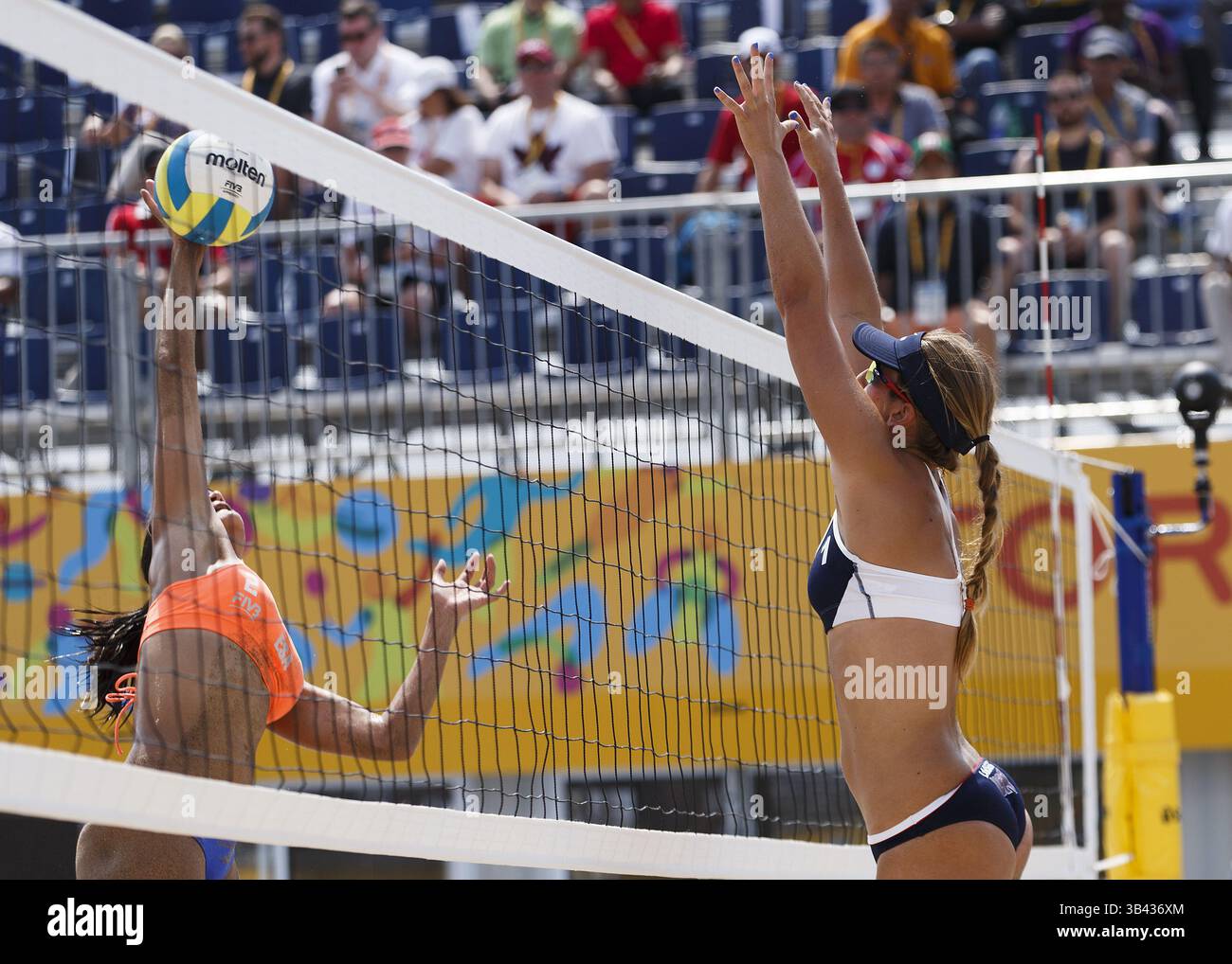 13. Juli 2015: Toronto, Ontario, Kanada - (R) KELLEY LARSEN aus den USA verteidigt den Ball gegen LAURA MOLINA aus El Salvador während des Beach Volleyball-Spiels der Frauen bei den Pan American Games 2015 in Toronto, Kanada. Die USA haben mit 2:0 gewonnen. (Bild: © Andrew Chin/ZUMA Wire) Stockfoto
