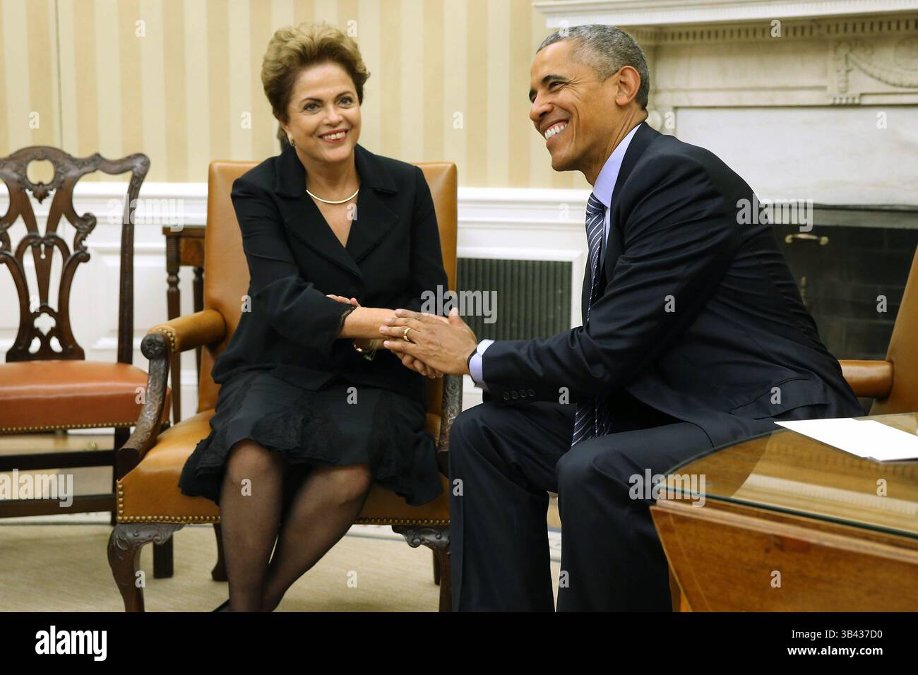 30. Juni 2015: Washington, District of Columbia, USA: Die brasilianische Präsidentin Dilma Rousseff und der US-Präsident Barack Obama schütteln im Oval Office des Weißen Hauses die Hand. Rousseff und Obama hielten Treffen und eine gemeinsame Pressekonferenz ab, fast zwei Jahre nachdem Rousseff eine Einladung ins Weiße Haus angenommen hatte, aber dann übersprungen wurde, weil der frühere NSA-Auftragnehmer Edward Snowden enthüllte, dass die USA Rousseff und andere Brasilianer ausspioniert hatten. (Kreditbild: © Chip Somodevilla/CNP/ZUMAPRESS.com) Stockfoto