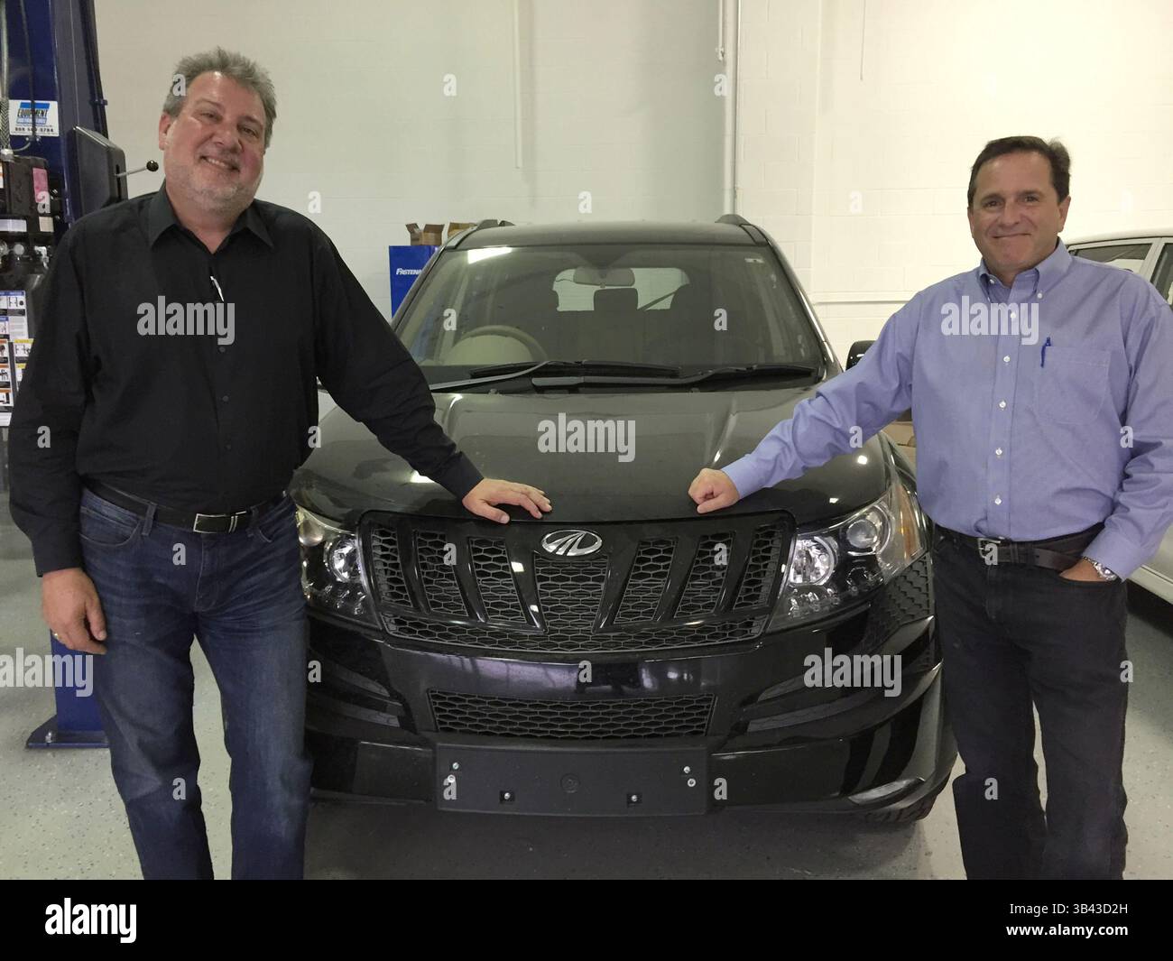 7. Juli 2015 – Troy, MI, USA – Richard Haas, CEO des Mahindra North American Technical Center, Left, und Richard Ansell, Vice President of Marketing bei Mahindra North America, werden im Juli 2015 mit einem Mahindra XUV 500 im Mahindra North American Technical Center in Troy, mir, fotografiert. (Bild: © Alisa Priddle/TNS via ZUMA Wire) Stockfoto