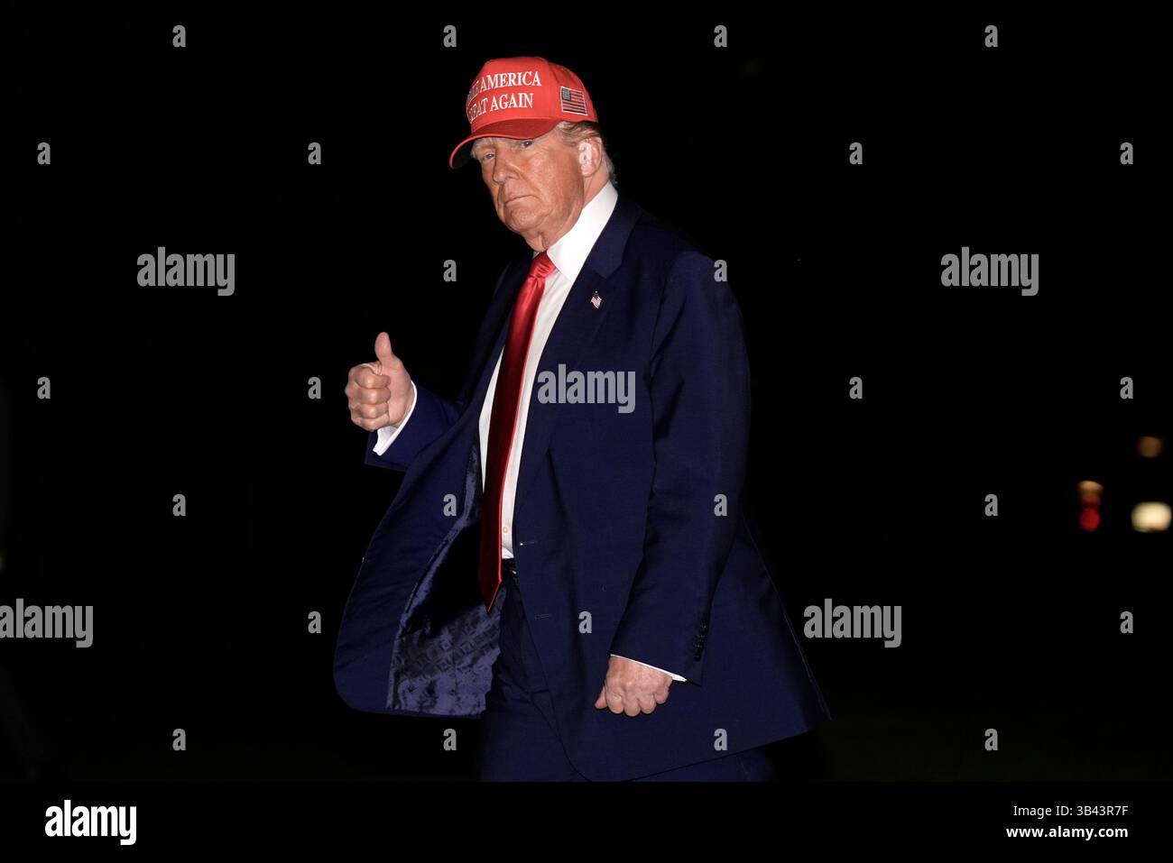 Washington DC, USA. April 2025. US-Präsident Donald Trump kehrt in das Weiße Haus in Washington, DC, USA, zurück, nachdem er am 29. April 2025 zu seinem 100. Tag im Amt war. Credit: Yuri Gripas/Pool über CNP /MediaPunch Credit: MediaPunch Inc/Alamy Live News Stockfoto