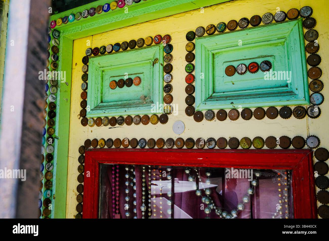 Farbenfrohe Kunst aus alten Flaschenverschlüssen an einer Wand in Bisbee, Arizona, USA Stockfoto