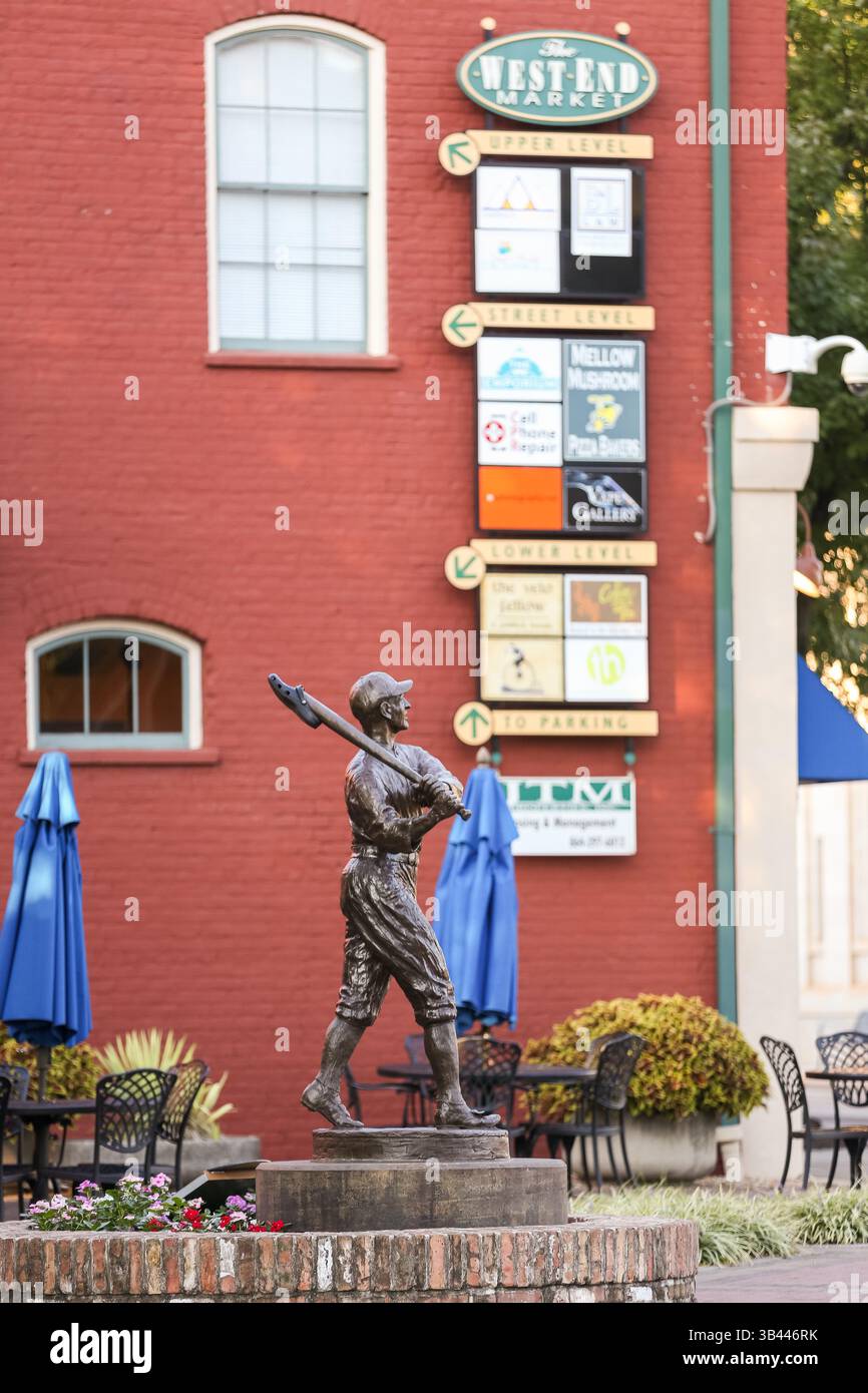 19. September 2015: Greenville, SC, Vereinigte Staaten von Amerika - die Statue des Baseballspielers Joe Jackson im historischen West End an der Main Street im Zentrum von Greenville, South Carolina. (Bild: © Richard Ellis Via ZUMA Wire) Stockfoto