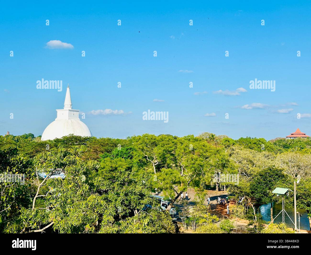 Heilige buddhistische Stupa, die hoch unter dem Himmel steht und Frieden, Erleuchtung und das spirituelle Erbe der alten Traditionen Sri Lankas symbolisiert. - Smartphone-aufgenommenes Stockfoto