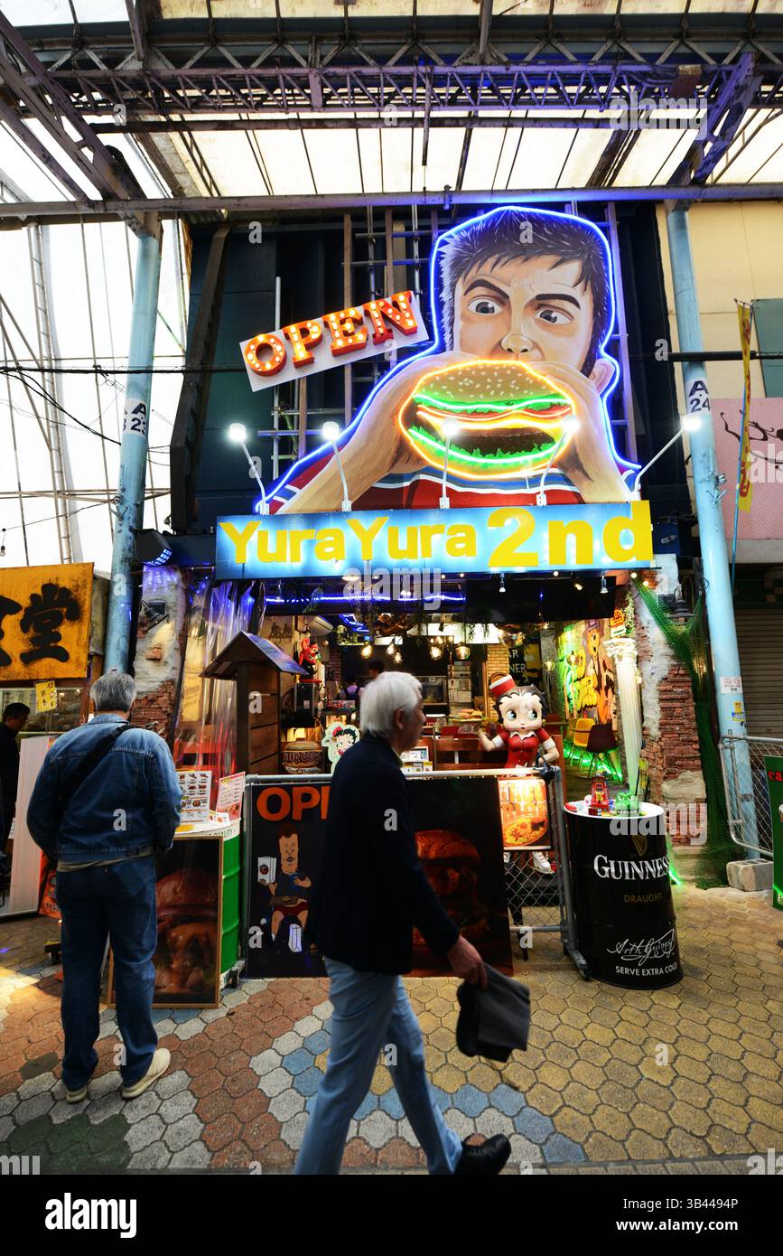 Yura Yura 2. Amerikanisches Restaurant in der überdachten Fußgängerzone in der Nähe von Kokusai Dori in Okinawa, Japan. Stockfoto