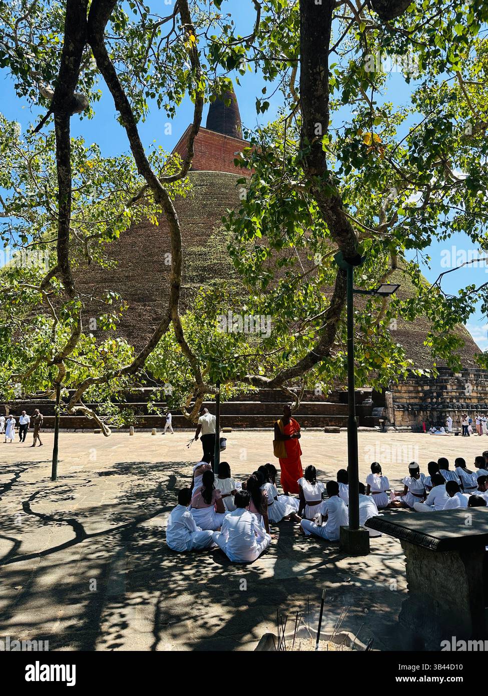 Heilige buddhistische Stupa, die hoch unter dem Himmel steht und Frieden, Erleuchtung und das spirituelle Erbe der alten Traditionen Sri Lankas symbolisiert. - Smartphone-aufgenommenes Stockfoto