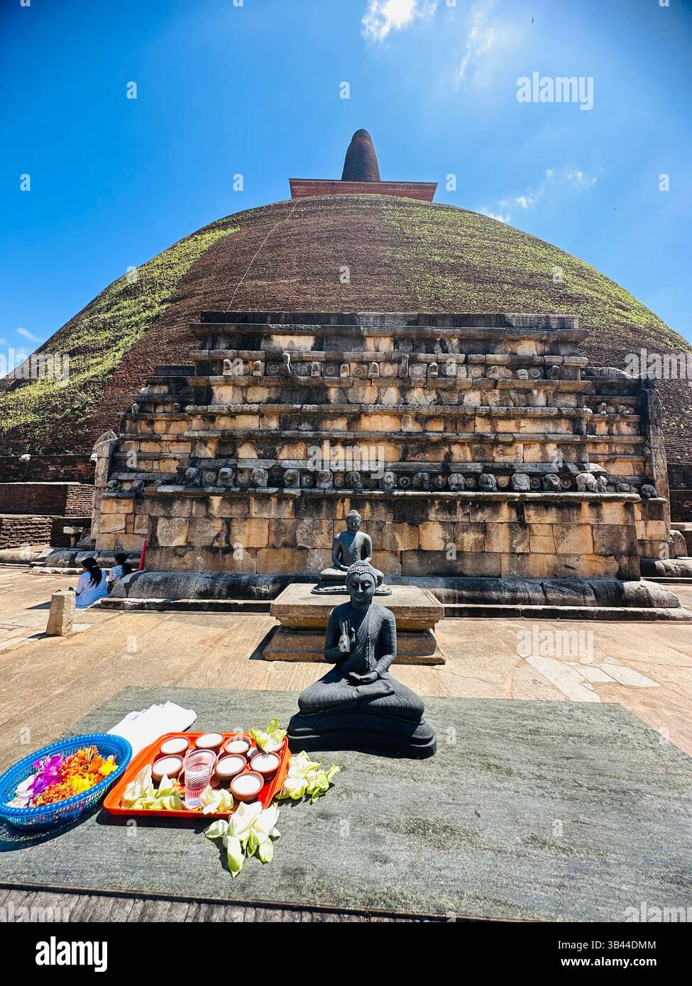 Heilige buddhistische Stupa, die hoch unter dem Himmel steht und Frieden, Erleuchtung und das spirituelle Erbe der alten Traditionen Sri Lankas symbolisiert. - Smartphone-aufgenommenes Stockfoto