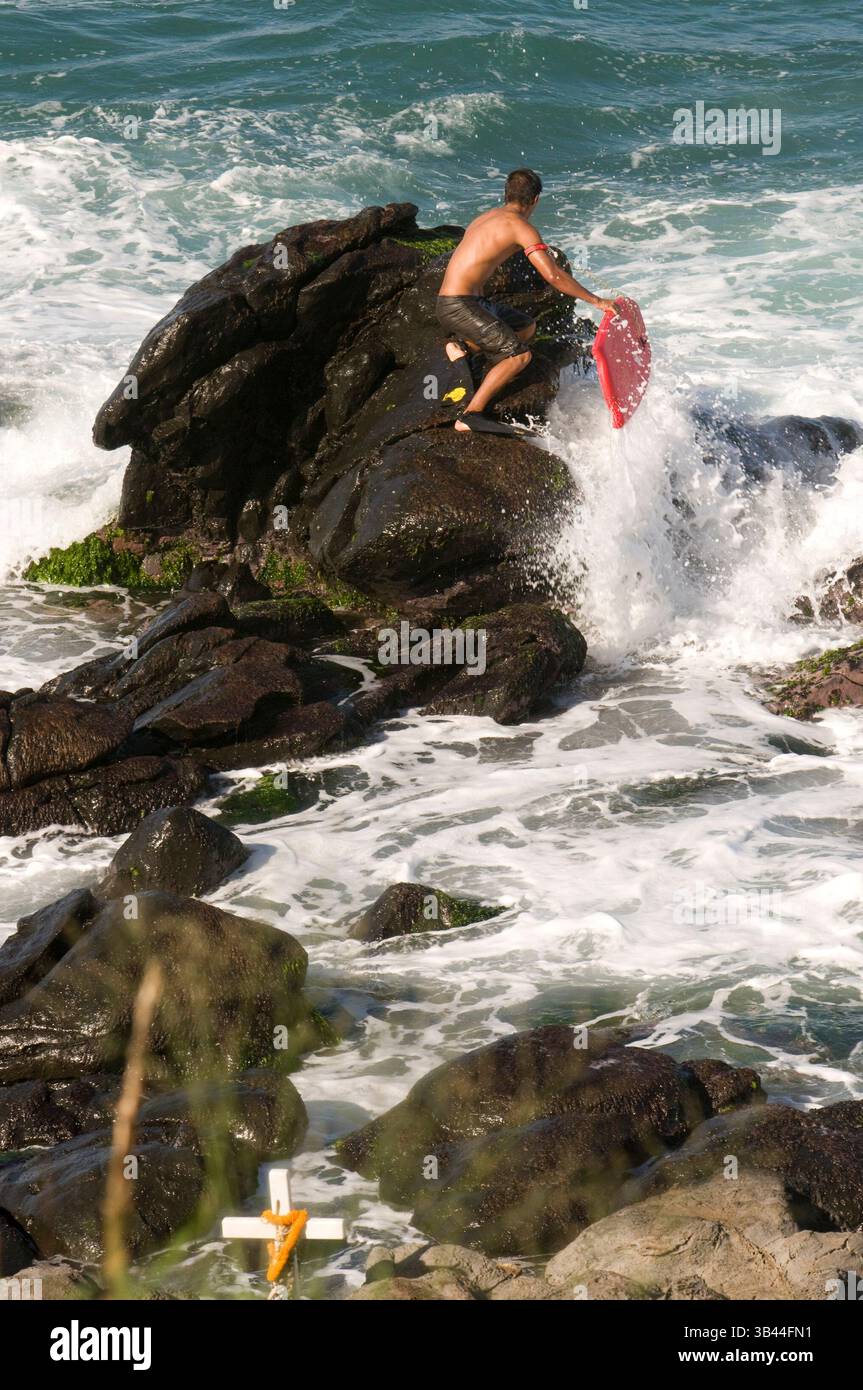 Januar 2015 - Hawaii, USA - Hoâ€ Okipa Beach. Maui. Hawaii. Surfer, der ins Wasser springt. Der Ho'okipa Beach Park, die ursprüngliche Heimat des zeitgenössischen Surfens auf Maui, ist eines der bekanntesten Wahrzeichen der Insel. (Bild: © Sergi Reboredo/ZUMA Wire/ZUMAPRESS.com) Stockfoto