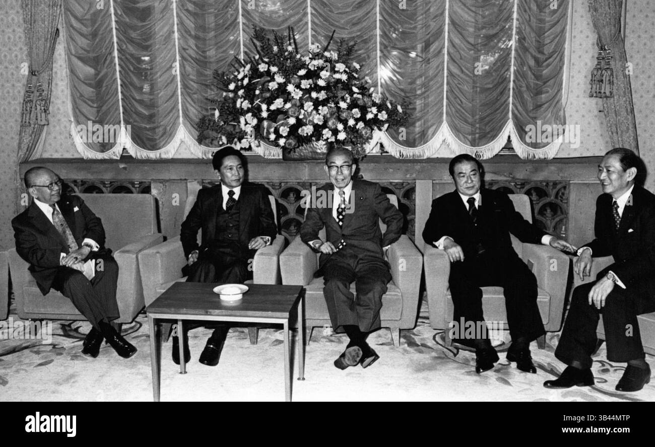 16. Dezember 2011 - Präsident Marcos bei Staatsbesuch in Japan: Präsident Marcos und seine Frau Imelda besuchten Japan in der vergangenen Woche, um sich mit führenden Vertretern der japanischen Wirtschaft und Politik zu treffen und einen Empfang auf der 12. Internationalen Messe Tokio zu veranstalten. Das Foto zeigt Präsident Marcos bei einer Konferenz in der offiziellen Residenz des Premierministers. Von links; Herr Lomlo, Außenminister (Philippinen); Präsident Marcos; Premierminister Fukuda; Herr Sonoda und Herr Hatoyama, Außenminister (Japan) (Bild: © Keystone Pictures USA/ZUMAPRESS.com) Stockfoto