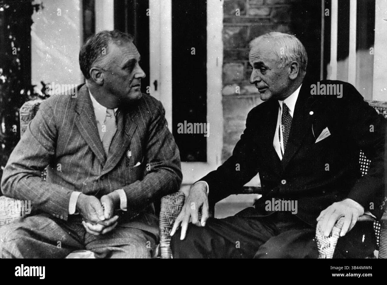 16. Dezember 1957: London: Portrait of America No. 30: US-Außenminister Cordeil Hull Cones von Sturdy Mountain Folk. Präsident Franklin D. Roosevelt aus den Vereinigten Staaten beruft sich mit US-Außenminister Cordell Hull in Präsident Roosevelts Haus in Hyde Park, N.Y.-Minister Hull war gerade von der Weltwirtschaftskonferenz in London, England, 1933 zurückgekehrt. (Bild: © Keystone Pictures USA/ZUMAPRESS.com) Stockfoto