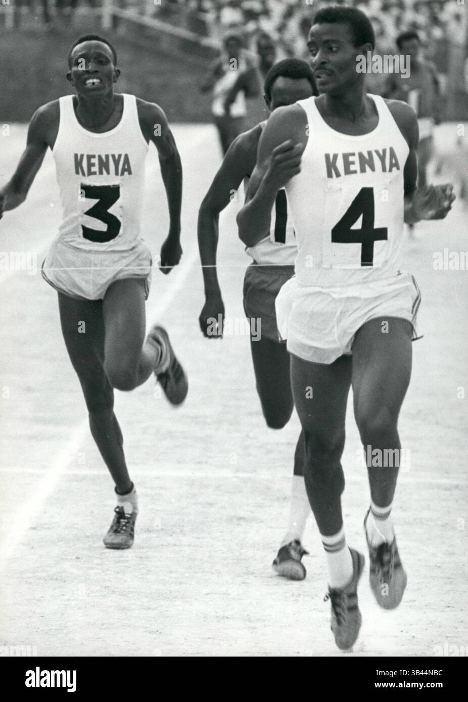 19. Dezember 1976: Kenia: Sport: Omwanza. Daniel Omwanza (Nr. 4) Kenias 800-m-Läufer qualifizierte sich für die Olympischen Spiele 1976 in Montreal. Auf der linken Seite befindet sich ein weiterer kenianischer Läufer Sammy Kipkurgat. (Bild: © Keystone Pictures USA/ZUMAPRESS.com) Stockfoto