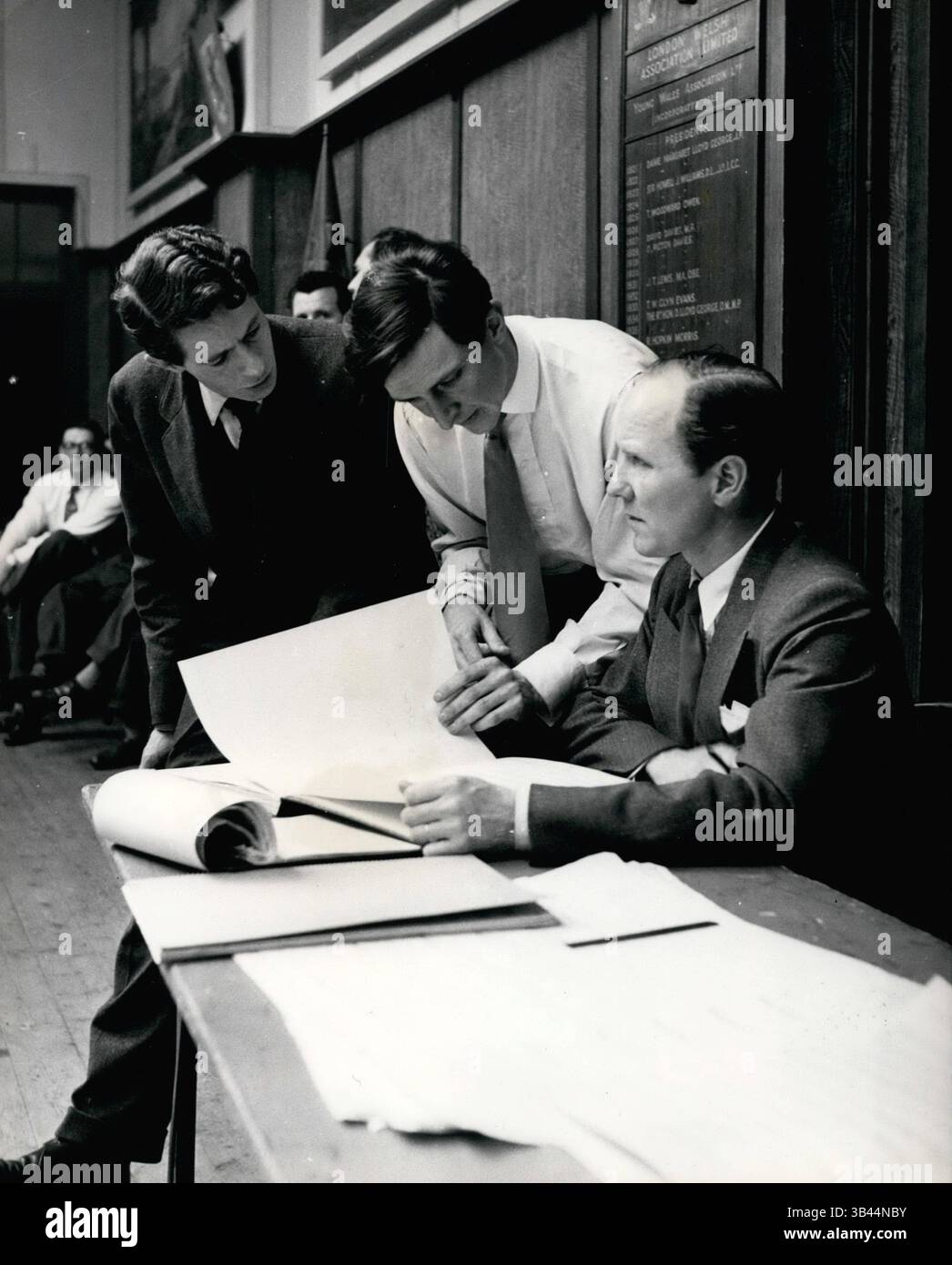 19. Dezember 1968: Gloriana, die Krönungsoper, wurde vor der Königin aufgeführt. In einem reich dekorierten und überfüllten Covent Garden Opera House sah H.M. die Königin die Uraufführung von Gloriana, der Oper, die zur Feier der Krönung geschrieben wurde und sich mit der letzten Lebensperiode von Königin Elizabeth I. befasst. Die Musik stammt von Benjamin Britten und das Libretto von Williams Plomer. Die Rolle der Queen Elizabeth wird von Joan Cross und die von Essex von Peter Pears gespielt. Die Oper wurde von Basil Coleman produziert und die wunderschöne Landschaft und Kostüme stammen von John Piper. (L bis R) Hersteller Basil Col Stockfoto