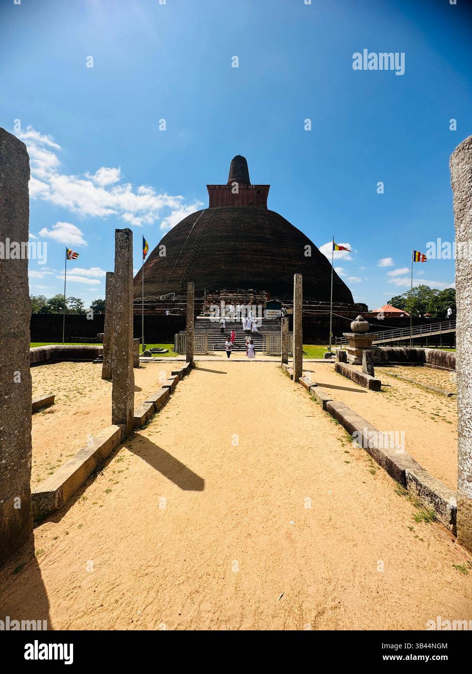 Heilige buddhistische Stupa, die hoch unter dem Himmel steht und Frieden, Erleuchtung und das spirituelle Erbe der alten Traditionen Sri Lankas symbolisiert. - Smartphone-aufgenommenes Stockfoto