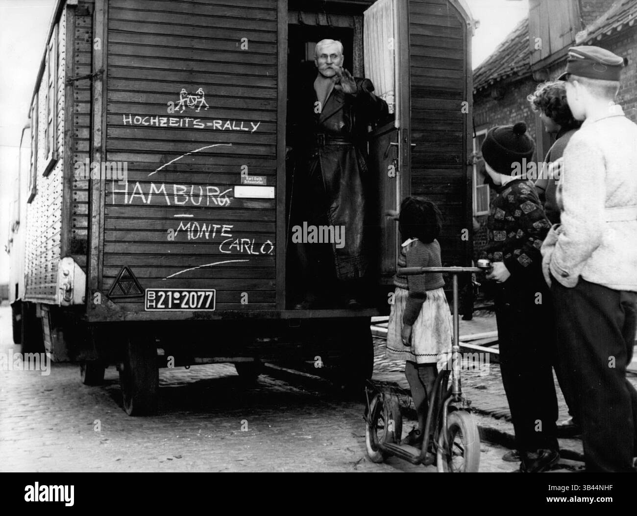 4. November 1956: Otto I., Ex-König von Albanien, will nach Monaco gehen. Der Schausteller Otto Witte (85) von Hamburg schickte ein Telegramm der Empörung an Monte Carlo: „Warum keine Einladung zur Hochzeit für Otto I. Ex-König von Albanien“ faktisch war Otto Witte König von Albanien, wenn auch nur 5 Tage „versehentlich“ 1913. Aber in seinem Pass kann man es selbst lesen: Otto Witte alias Otto I. Exking of Albania und Otto behauptet, wo ist ein Platz für andere Exkings, es muss auch einen Platz für ihn geben. Aber das ist das Problem mit dieser Hochzeit: Die gekrönten Köpfe, die eingeladen werden, nicht Stockfoto