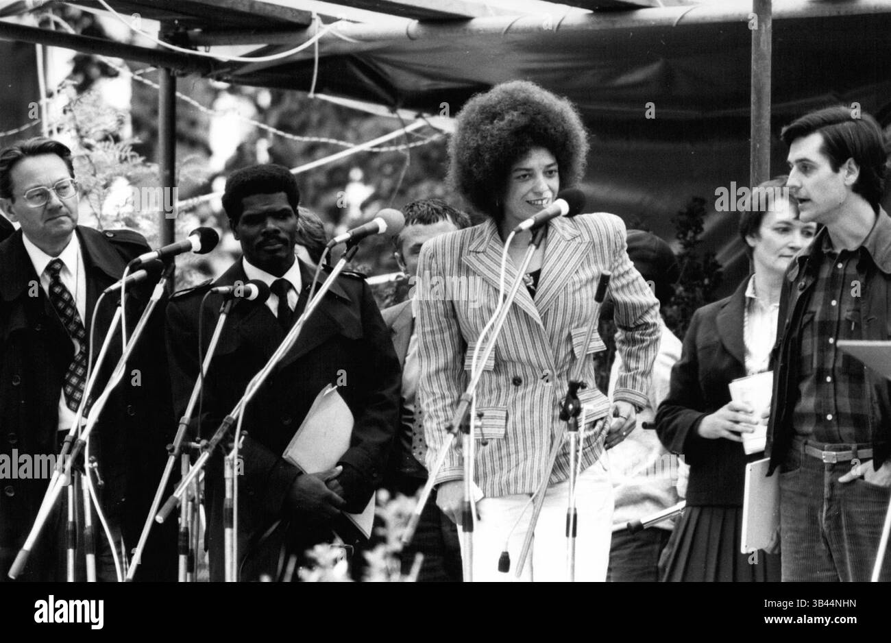 16. Dezember 1975 - 19. Evangelischer Kirchentag in Hamburg. Unter dem Motto „nicht fürchten“ erschienen mehr als 130,000 Teilnehmer zu den zahlreichen Treffen in Hamburg. Im Zentrum des Kirchentages standen Fragen der Abrüstung. Mehr als 60.000 Demonstranten gegen die Wiederbewaffnung marschierten unter dem Motto "fürchten Sie sich, die Toten durch Atomwaffen bedrohen uns alle" durch die Straßen der Hansestadt. OPS: Die amerikanische Bürgerrechtlerin Angela Davis (ANGELA DAVIS) zum Kirchentag in Hamburg. (Bild: © Keystone Pictures USA/ZUMAPRESS.com) Stockfoto