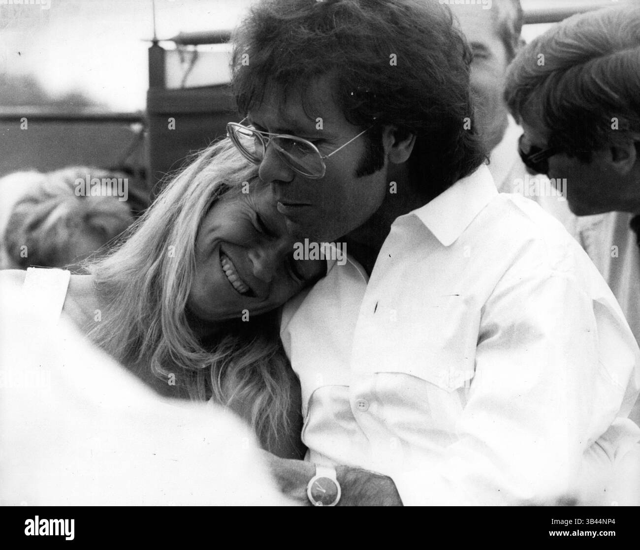 16. Dezember 1975 - der Popstar und das Tennis-Ass passen perfekt zusammen. Unser Bild zeigt die hübsche blonde Tennisstar Sue Barker, die ihren Kopf liebevoll auf den Schultern des immer Jugendlichen Cliff Richard legt. Das Paar spielt ihre Romantik weiter herunter, die 27-jährige Sue leugnet, dass sie und LCiff, 43, heiraten wollen, aber jeder sieht, dass sie eine perfekte Liebesbeziehung sind. (Bild: © Keystone Pictures USA/ZUMAPRESS.com) Stockfoto