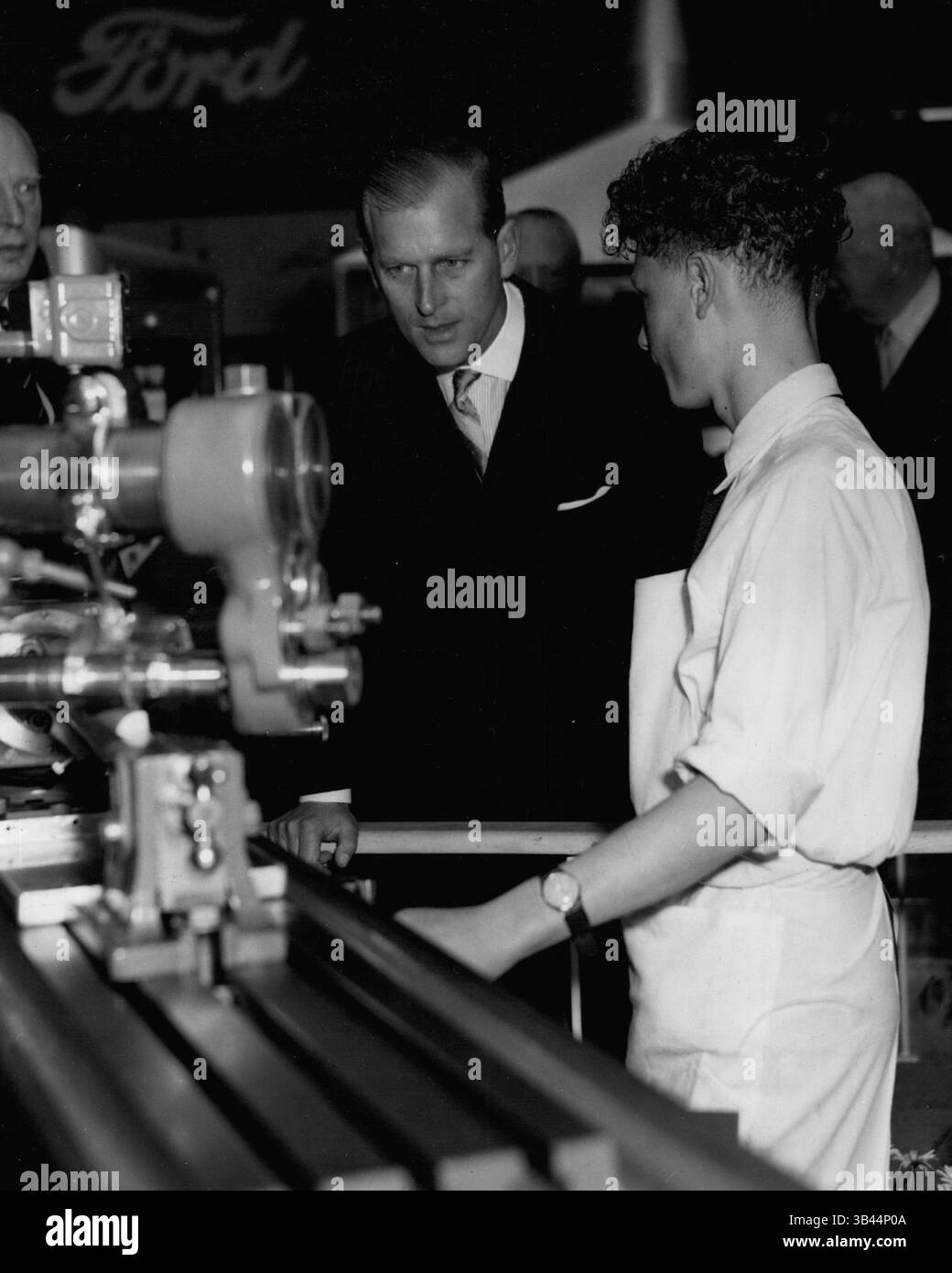 20. Dezember 1962: Duke of Edinburgh auf der Produktionsausstellung. Der Herzog von Edinburgh besuchte heute Morgen die Produktionsausstellung im Olympia. Bippa Photo zeigt: Der Duke of Edinburgh spricht mit Anthony Palmer, 18, einem Trade School Boy, aus Dagenham, auf dem Ford Stand auf der heutigen Ausstellung. (Bild: © Keystone Pictures USA/ZUMAPRESS.com) Stockfoto