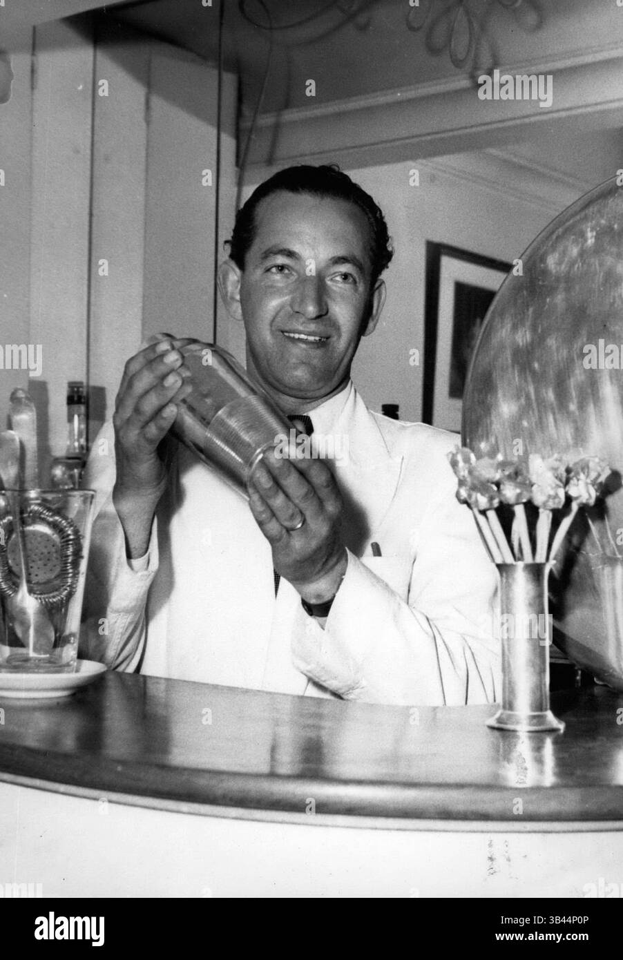 20. Dezember 1968: Der Weltmeister von Cocktails, Monsieur Eriksson, wurde der Weltmeister des Cocktailherstellers bei der kürzlich in Paris stattfindenden Barmens-Meisterschaft. Von 60 konkurrierenden Barkepern wurde Eriksson mit seinem Cocktail North Express zum Sieger gekürt. Hier ist sein preisgekröntes Rezept: 1 dritter amerikanischer Whiskey, 1 dritter Cinzano und 1 dritter Medoc. Fotoshows: Eriksson mischt einen seiner berühmten Cocktails, nachdem er den Weltmeistertitel gewonnen hatte. (Bild: © Keystone Pictures USA/ZUMAPRESS.com) Stockfoto