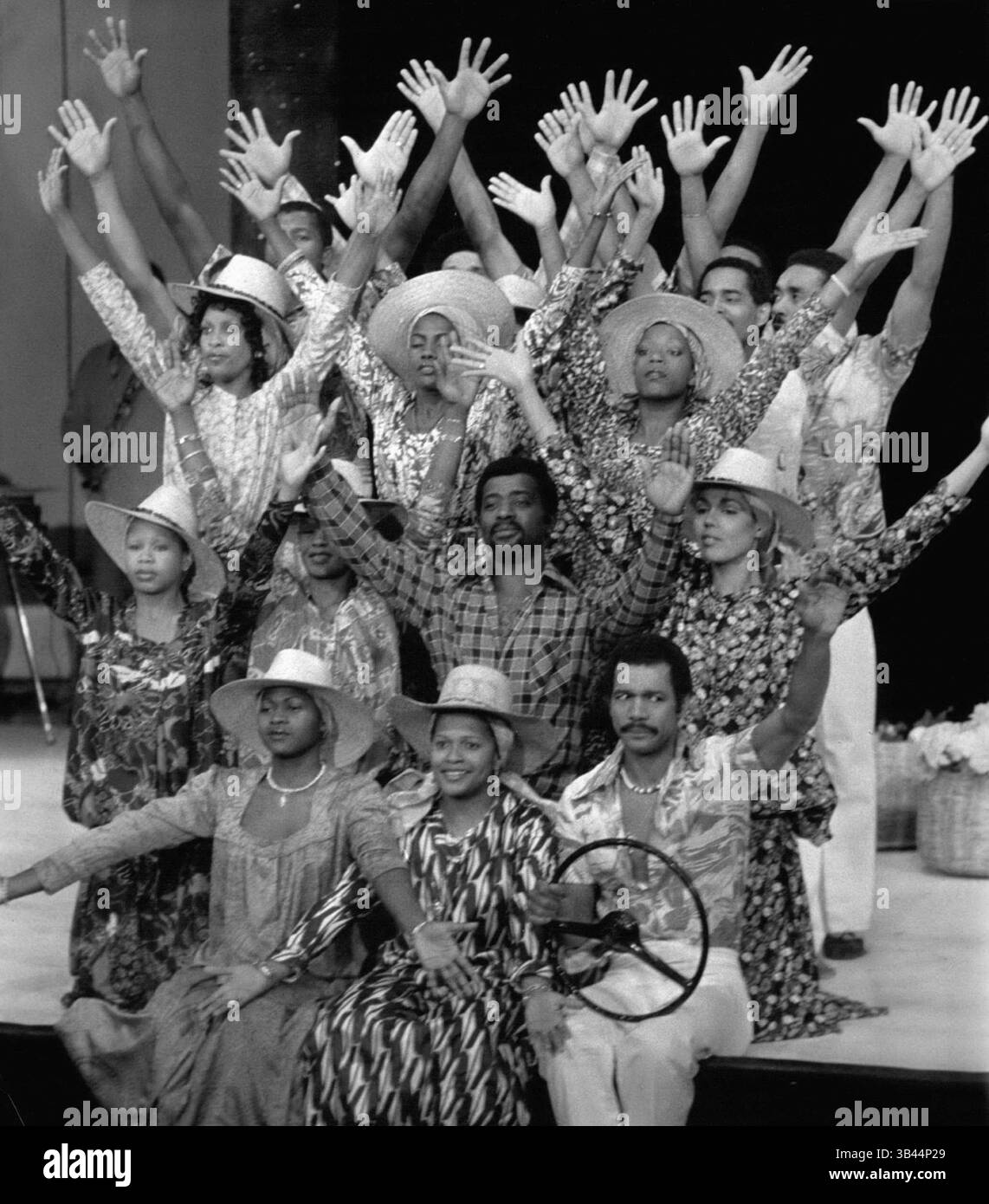 Dezember 1972 - Die Happy Island In Montmartre! "Die Happy Island" heißt der Titel der Karibik-Zeitschrift, die bald in der Halle des Elysee Montmartre am Fuße der sacre coeur erfolgreich sein wird. Bei der aktuellen Show '' Oh! Paris, der nach dem Berühmten eine Karrierelauge gemacht hat, Oh! Calcutta '. Mit „The Happy Island“ ist gesungene und tanzte Rezensionen die exotische Seite der Welt, die im Herzen der Hauptstadt brechen wird. NPM: Die Besetzung von „The Happy Island“ auf der Bühne des Elysee Montmartree. (Bild: © Keystone Pictures USA/ZUMAPRESS.com) Stockfoto