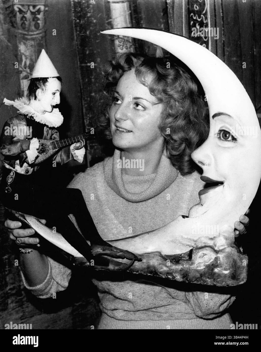 19. Dezember 1965 - Neuheiten aus der Puppetshow-Sektion des Münchner Stadtmuseums: Der Pierrot im Mond. Nicht nur diese junge Dame, sondern auch andere Besucher des Puppenspiels im Stadtmuseum München/West-Geramny verzaubert, besonders wenn er auf der Gitarre spielt und im gespielten Rhythmus Augen und Mund öffnet. An dem Ort, an dem vor einigen Tagen die besten Puppenspieler zu ihrem großen Treffen zusammenkamen, werden nun unzählige neue Objekte dem interessierten Publikum gezeigt. Diese, mit einer Musikuhr ausgestattet, mit einem schicken Führer (Bild), wurde im Jahr 1880 in Frankreich und i hergestellt Stockfoto
