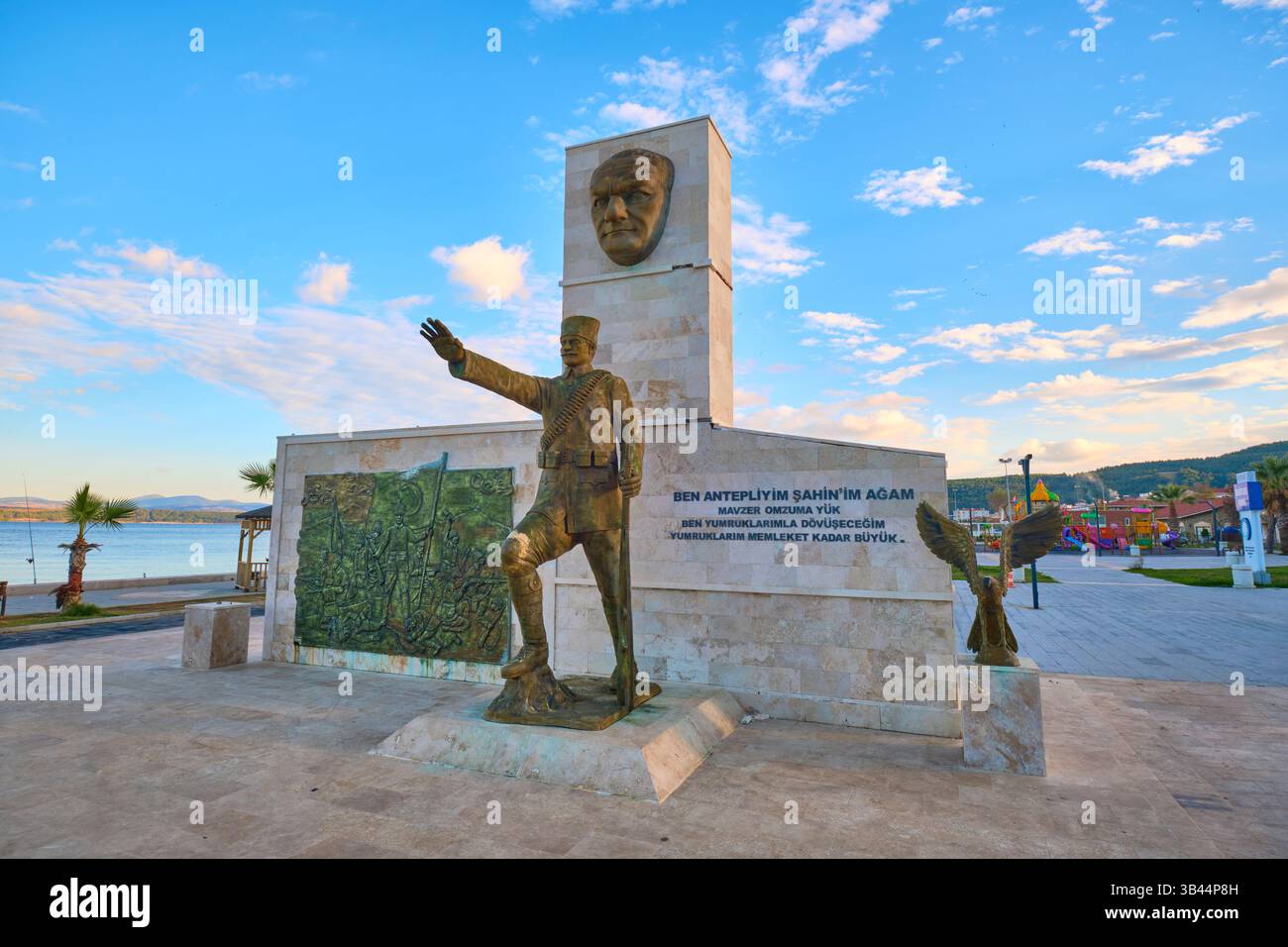 Eine Skulptur aus dem Ersten Weltkrieg, dem Ersten Weltkrieg und dem ANZAC-Kriegsdenkmal im Tarihe Saygi Park. An der Uferpromenade in Eceabat, Gallipoli, Türkei. Stockfoto
