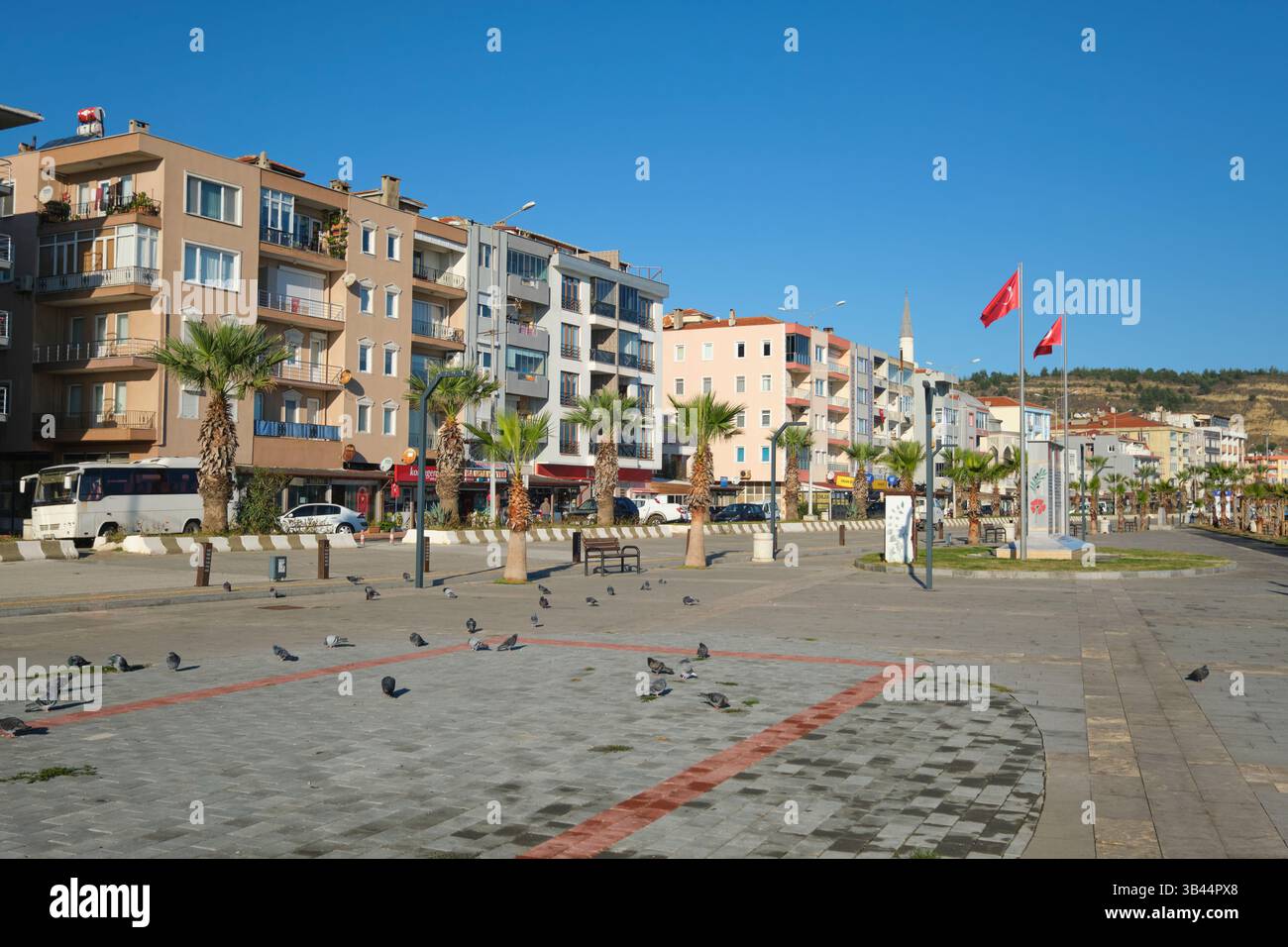 Blick auf die Apartmentgebäude mit Blick auf den Tarihe Saygi Park, eine Gedenkstätte des Ersten Weltkriegs. An der Uferpromenade in Eceabat, Gallipoli, Türkei. Stockfoto