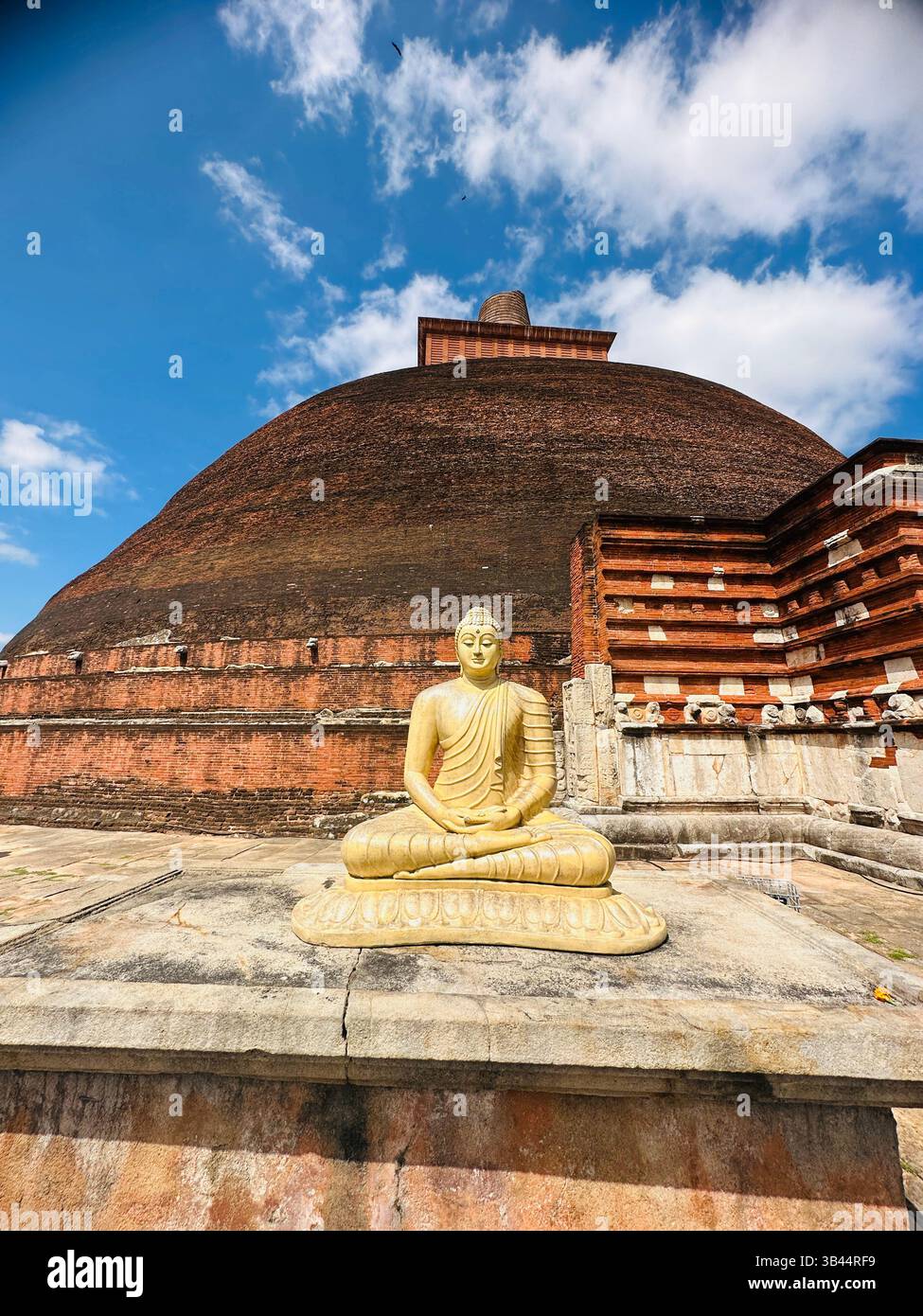 Heilige buddhistische Stupa, die hoch unter dem Himmel steht und Frieden, Erleuchtung und das spirituelle Erbe der alten Traditionen Sri Lankas symbolisiert. - Smartphone-aufgenommenes Stockfoto
