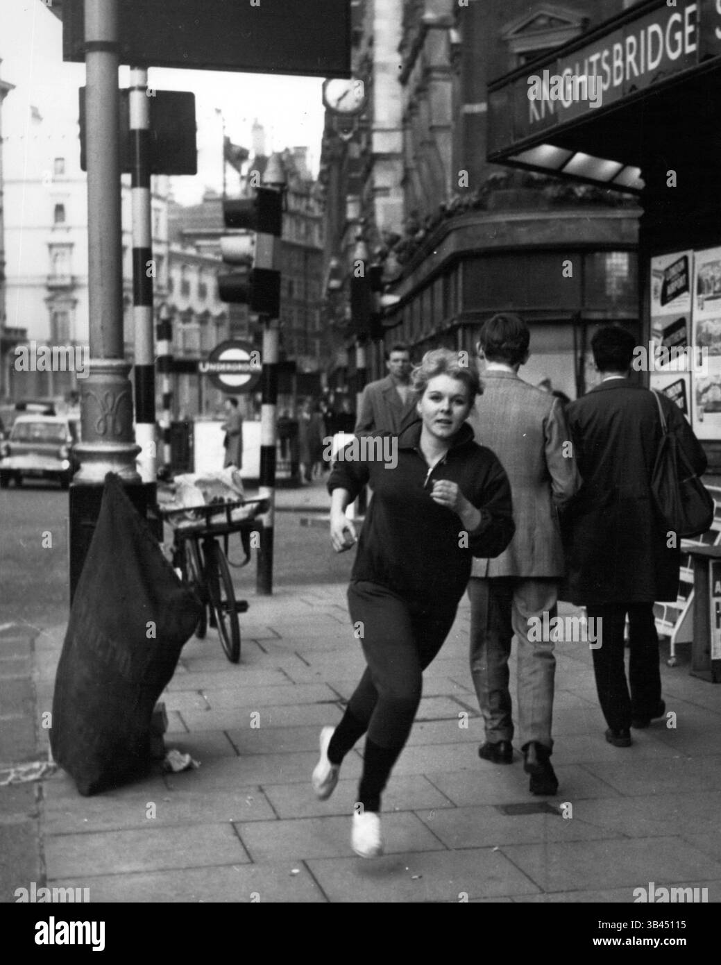 21. Dezember 2011 - Going Places - Fast: Fit halten und an der Spitze bleiben - so sagt die blonde und attraktive June Ritchie, die junge Schauspielerin, die für ihre Aufführung in der bodenständigen „A Art of Loving“ über Nacht berühmt wurde. Und um es zu beweisen, jeden Abend, jeden Tag, Miss Ritchie kann man sehen, wie er in einem zügigen und gesunden Trab auf den Gehwegen der Knights Bridge trampelt... Sich für die harte Arbeit an ihrem neuen Film „Live Now, Pay Later“ fit halten (Credit Image: © Keystone Pictures USA/ZUMAPRESS.com) Stockfoto