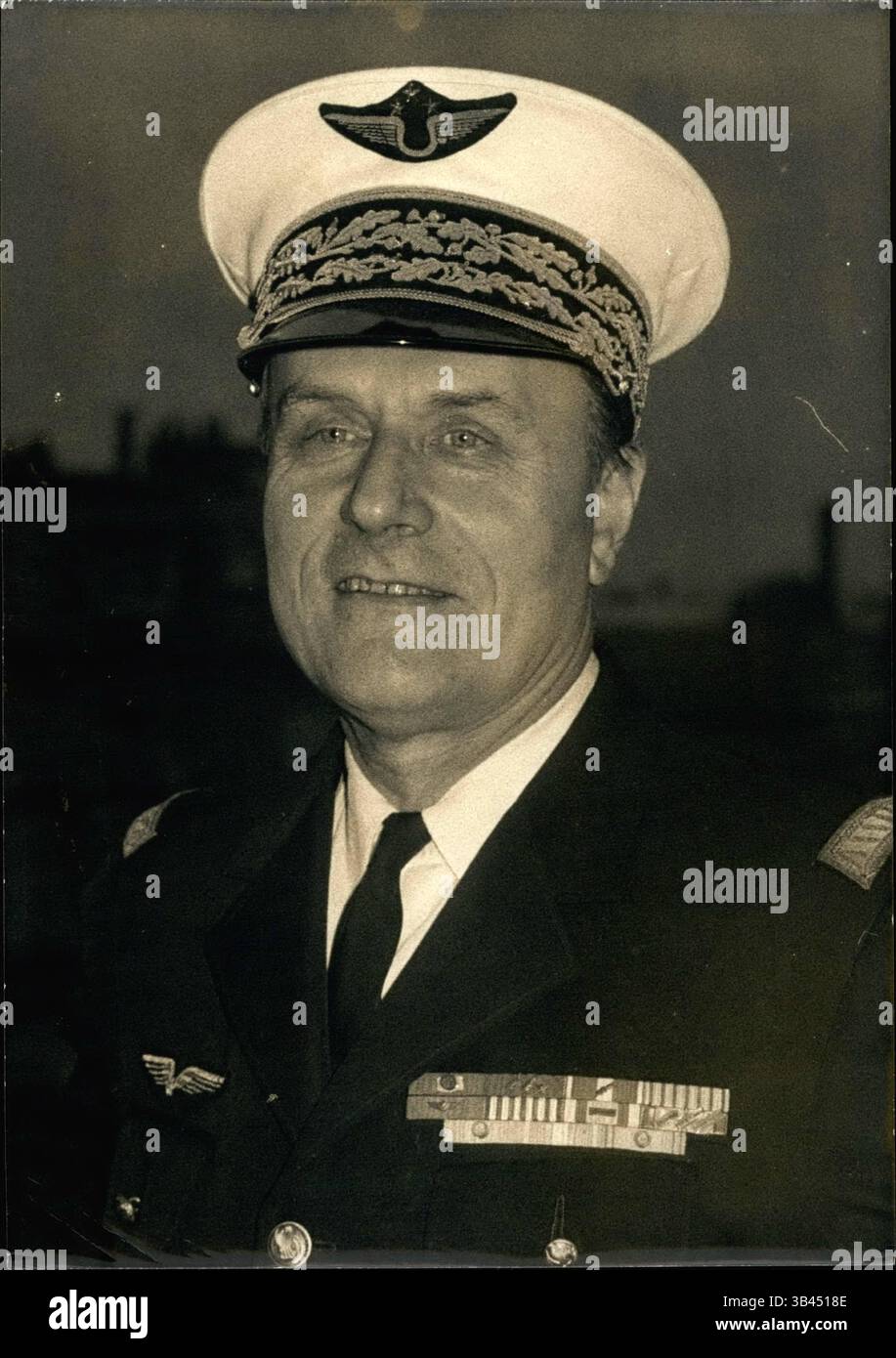 21. Dezember 2011 - Le General Mitterancd Nomme A La Tete des Forces Abriennes Strategiques Au Cours DU Dernier Conseil des ministres Le General de Division Aerienne Jacques Mitterand, Frere de Mr. Francois de sous-Chef D'Etat-Major des Armees, A ete nomme a la tete des Forces aeriennes Strategiques, en Remplacement DU General Madon qui devient Inspecteur General de L'Air. (Bild: © Keystone Pictures USA/ZUMAPRESS.com) Stockfoto