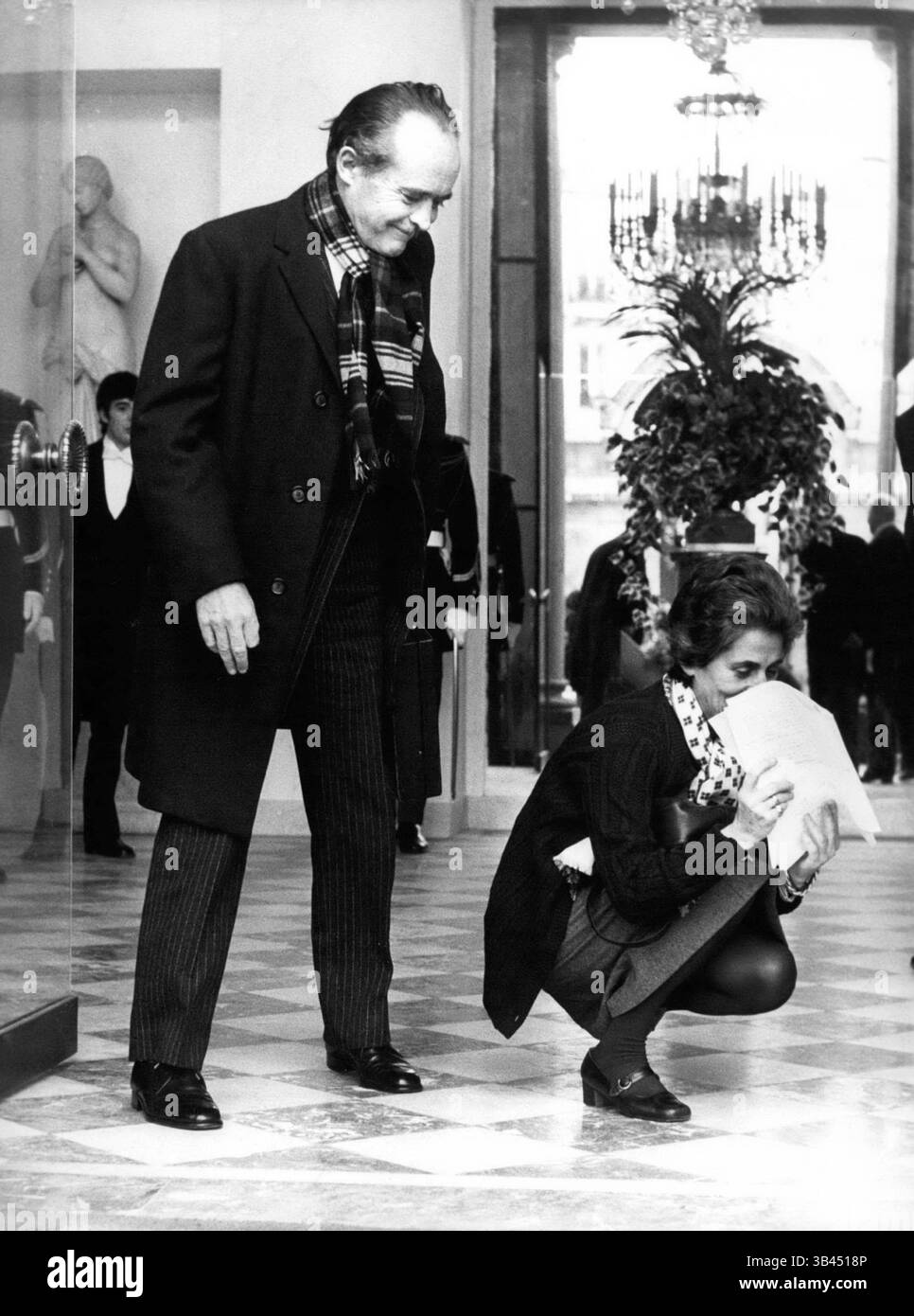 Dezember 1976: Conseil Des Ministres. CE matin a eu lieu le conseil des ministres. Ordre du jour Portrait sur avortement. NPM: Madame Francoise Giroud (Secretaire a la condition femine) ayant laisse Tomber un Dossier, M. Sauvagnargues approche elle afin de a reunir ses feuilles. (Bild: © Keystone Pictures USA/ZUMAPRESS.com) Stockfoto