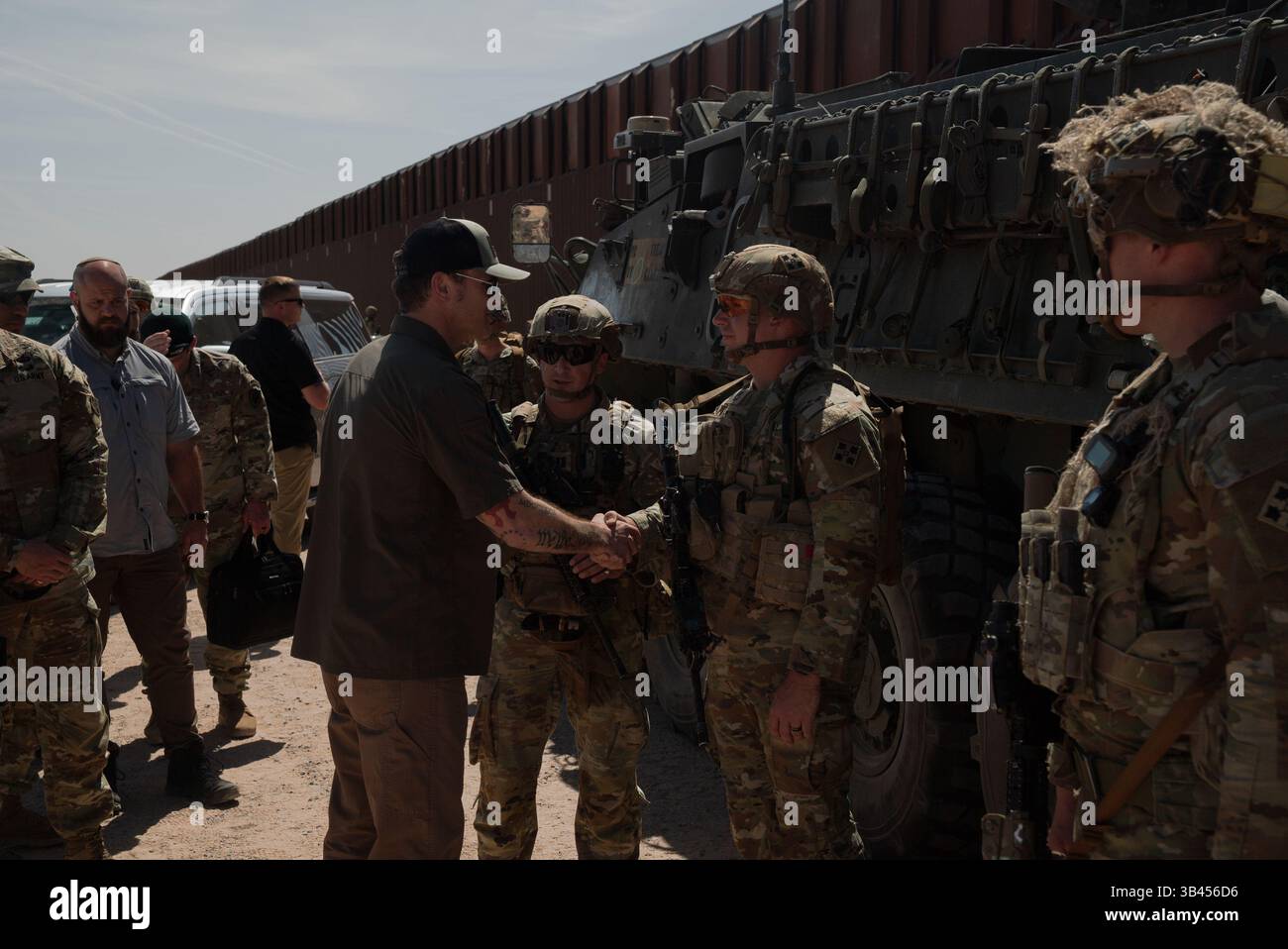 US-Verteidigungsminister Pete Hegseth spricht mit US-Soldaten, die der Joint Task Force - Southern Border zugewiesen sind, über die verschiedenen Methoden, mit denen Militärs die südliche Grenze in der New Mexico National Defense Area sichern, 25. April 2025. Die Mitglieder des US-amerikanischen Northern Command (USNORTHCOM) wurden mit der Befugnis beauftragt und angewiesen, Sicherheitsmaßnahmen in der New Mexico National Defense Area (NMNDA) durchzuführen. Unter der Leitung von USNORTHCOM hat die Joint Task Force – Southern Border die Aufgabe, die territoriale Unversehrtheit der südlichen Grenze zu gewährleisten Stockfoto