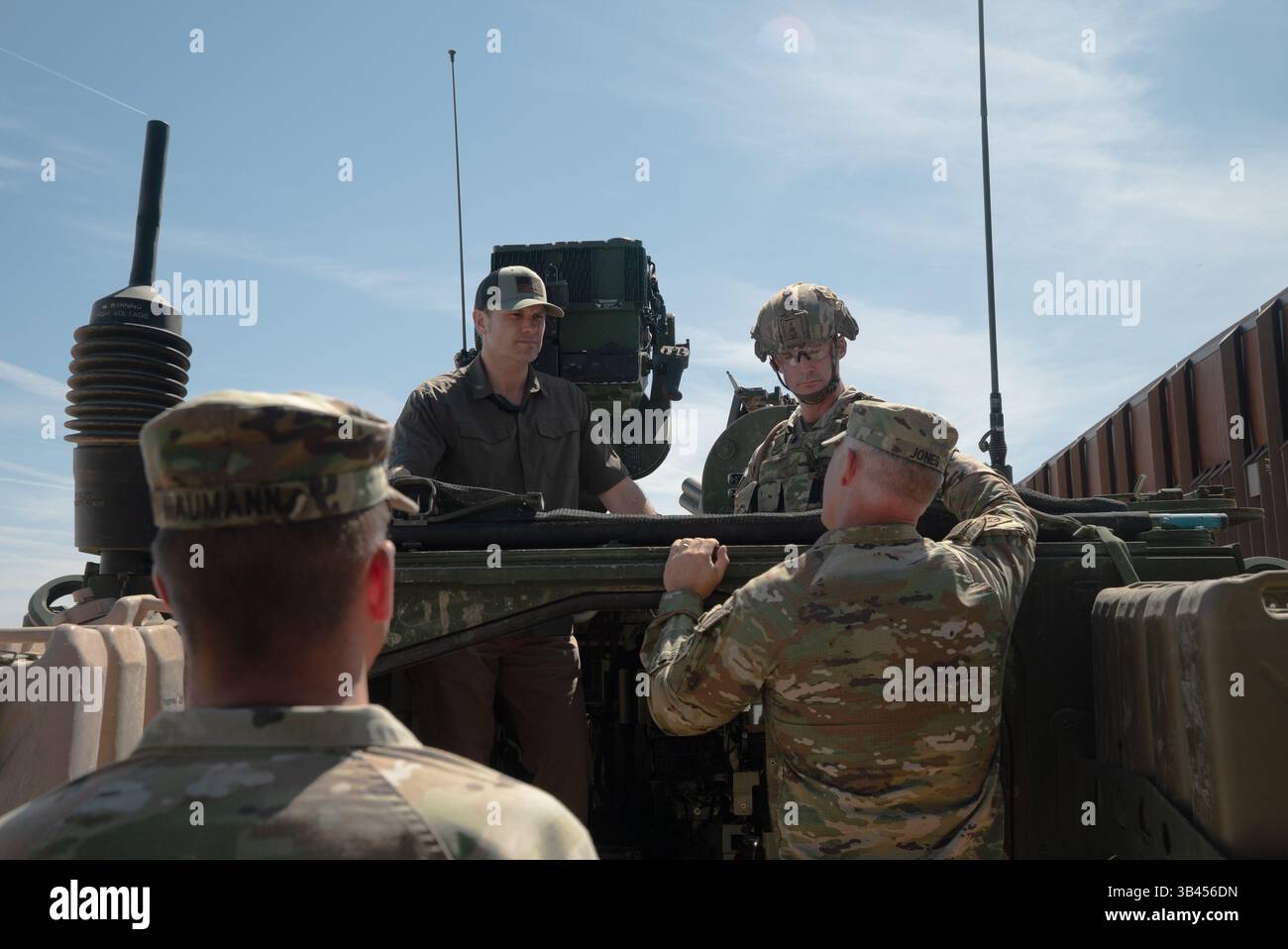 US-Verteidigungsminister Pete Hegseth spricht mit US-Soldaten, die der Joint Task Force - Southern Border zugewiesen sind, über die verschiedenen Methoden, mit denen Militärs die südliche Grenze in der New Mexico National Defense Area sichern, 25. April 2025. Die Mitglieder des US-amerikanischen Northern Command (USNORTHCOM) wurden mit der Befugnis beauftragt und angewiesen, Sicherheitsmaßnahmen in der New Mexico National Defense Area (NMNDA) durchzuführen. Unter der Leitung von USNORTHCOM hat die Joint Task Force – Southern Border die Aufgabe, die territoriale Unversehrtheit der südlichen Grenze zu gewährleisten Stockfoto