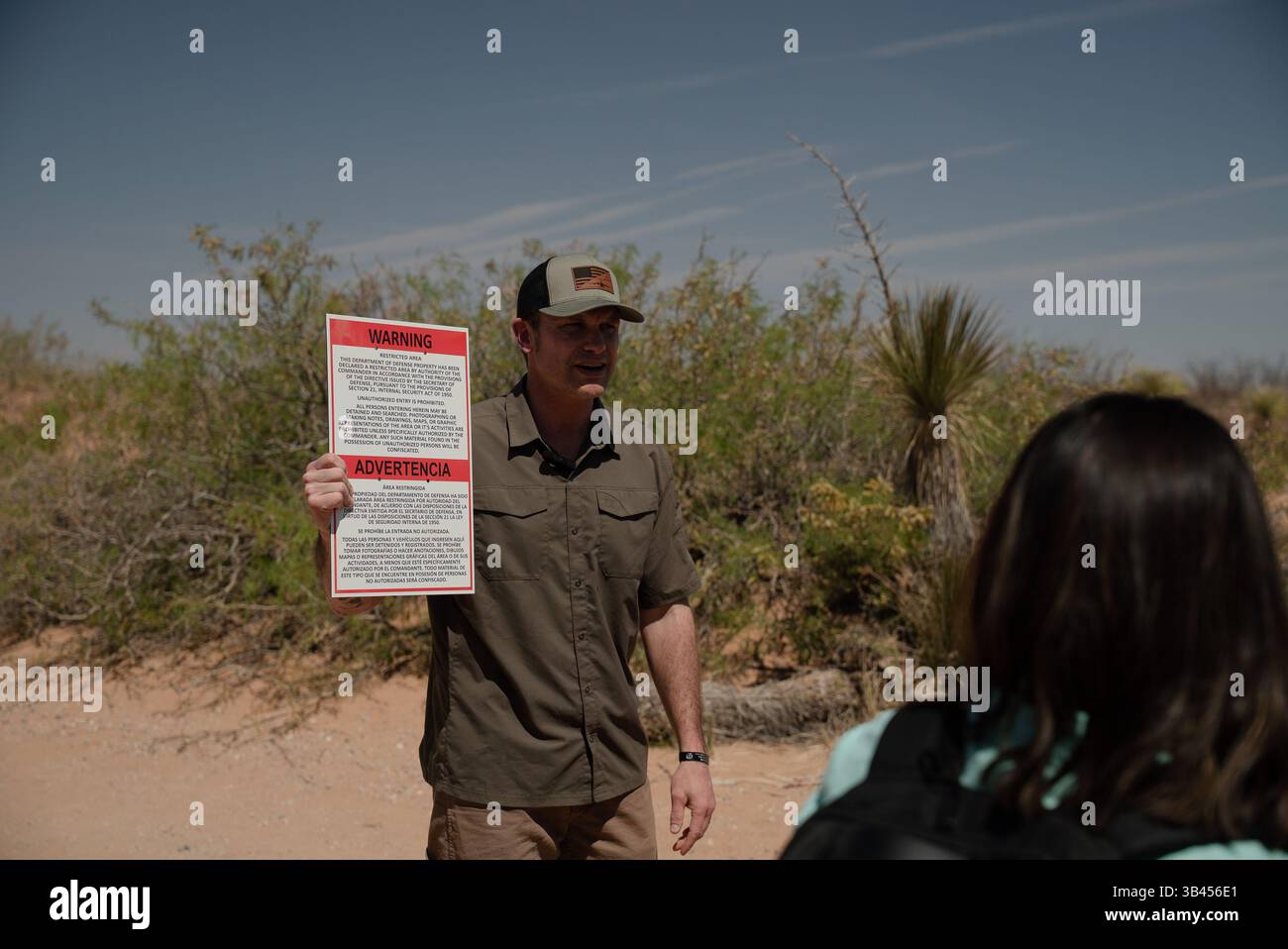 US-Verteidigungsminister Pete Hegseth spricht mit der Presse über die Einrichtung der New Mexico National Defense Area (NMNDA) entlang der südlichen Grenze in der Nähe von Santa Teresa, N.M., 25. April 2025. Die Mitglieder des US Northern Command (USNORTHCOM)-Dienstes wurden mit der Befugnis beauftragt und angewiesen, Maßnahmen zur Unterstützung der Installationssicherheit im NMNDA durchzuführen. Unter der Leitung von USNORTHCOM hat die Joint Task Force – Southern Border die Aufgabe, die territoriale Unversehrtheit der südlichen Grenze der Vereinigten Staaten zu gewährleisten. USNORTHCOM arbeitet mit dem Ministerium für Heimatschutz zusammen, um Au Stockfoto