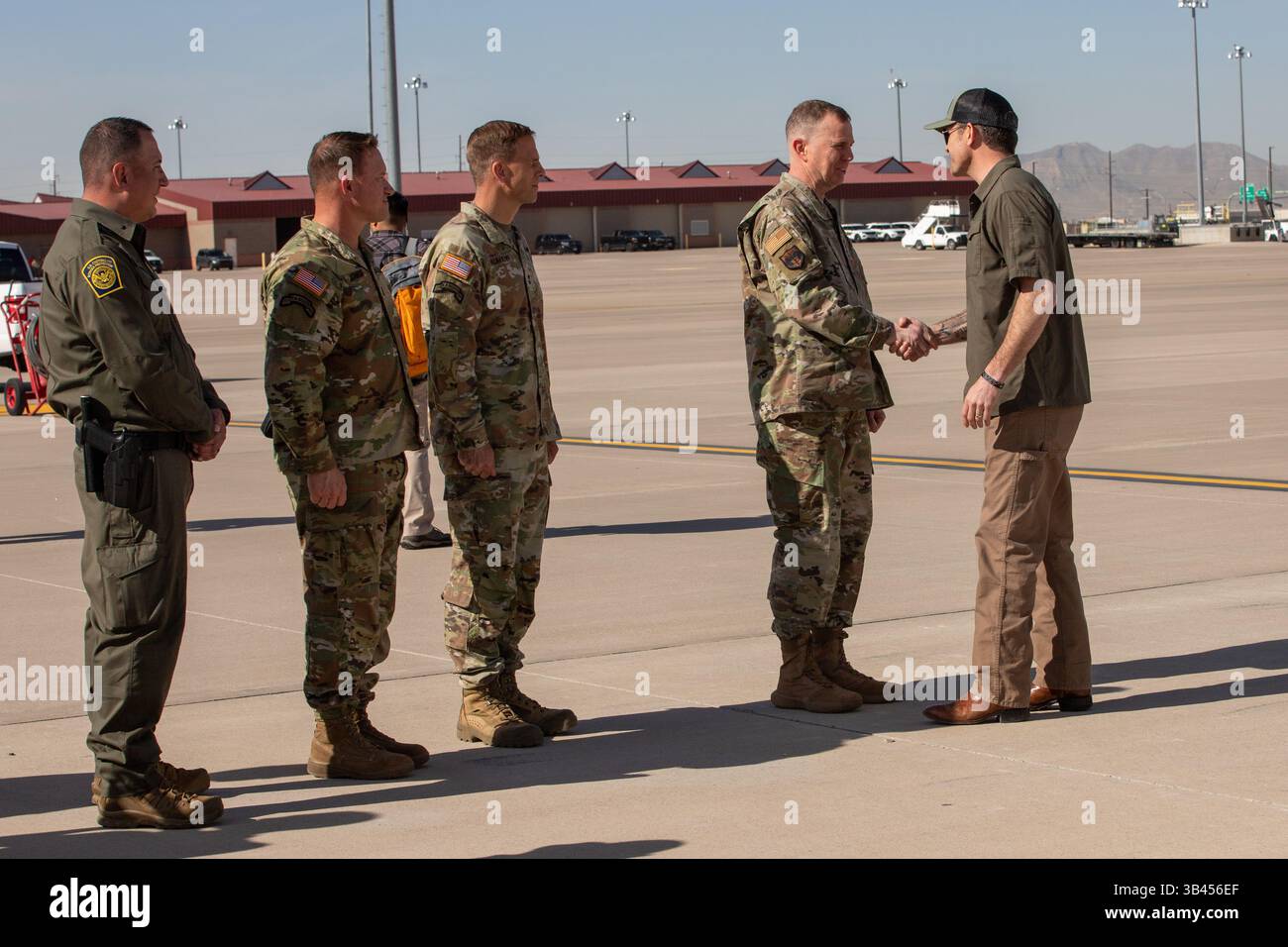US-Verteidigungsminister Pete Hegseth begrüßt General Gregory M. Guillot, Kommandeur der US NORTHCOM und NORAD, am 25. April 2025 in Fort Bliss, Texas. Die Mitglieder des US-amerikanischen Northern Command (USNORTHCOM) wurden mit der Befugnis beauftragt und angewiesen, Sicherheitsmaßnahmen in der New Mexico National Defense Area (NMNDA) durchzuführen. Unter der Leitung von USNORTHCOM hat die Joint Task Force – Southern Border die Aufgabe, die territoriale Unversehrtheit der südlichen Grenze der Vereinigten Staaten zu gewährleisten. USNORTHCOM arbeitet mit dem Ministerium für Heimatschutz zusammen, um die US CUS zu erweitern Stockfoto