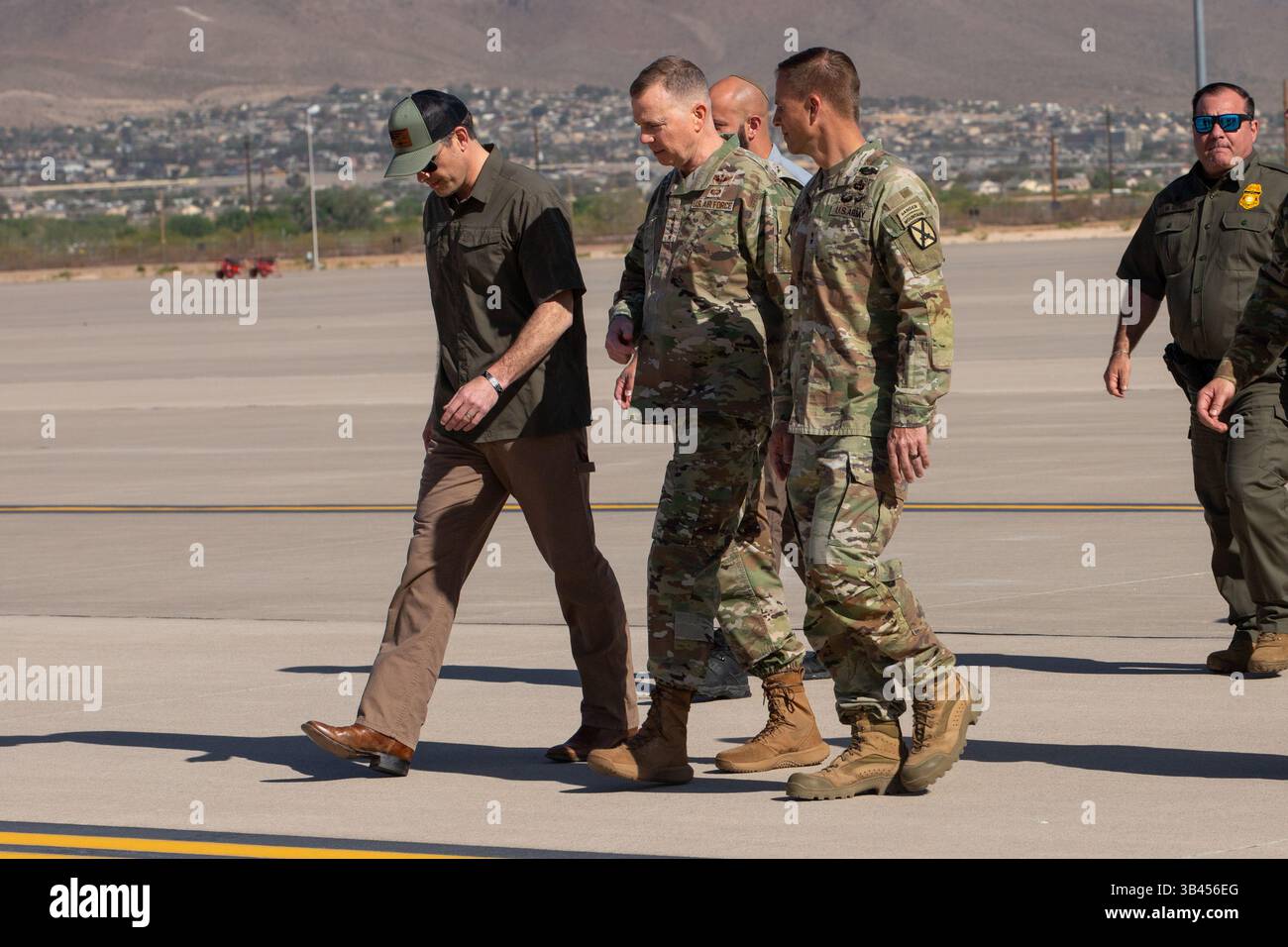 US-Verteidigungsminister Pete Hegseth besucht Fort Bliss, um zu sehen, welche Anstrengungen Militärs Unternehmen, um die New Mexico National Defense Area (NMNDA) zu gründen, am 25. April 2025. Die Mitglieder des US-amerikanischen Northern Command (USNORTHCOM) wurden mit der Befugnis beauftragt und angewiesen, Sicherheitsmaßnahmen in der New Mexico National Defense Area (NMNDA) durchzuführen. Unter der Leitung von USNORTHCOM hat die Joint Task Force – Southern Border die Aufgabe, die territoriale Unversehrtheit der südlichen Grenze der Vereinigten Staaten zu gewährleisten. USNORTHCOM arbeitet mit der DEPARTM zusammen Stockfoto