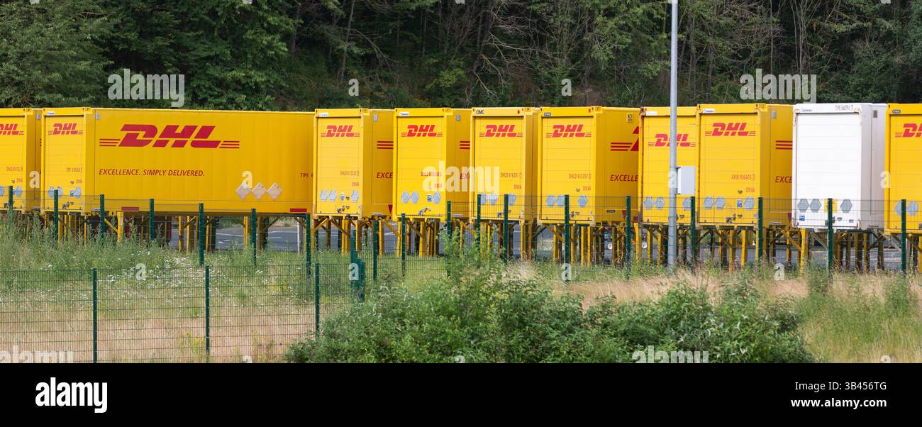 Neuwied, Deutschland - 20. Juni 2021: DHL-Container in einem DHL-Depot Stockfoto