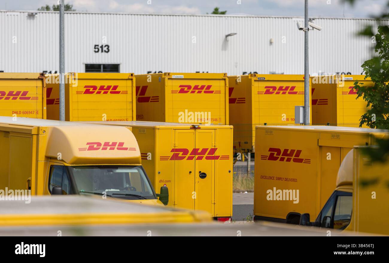 Neuwied, Deutschland - 20. Juni 2021: Lieferwagen und Container von DHL vor einem DHL-Depot Stockfoto