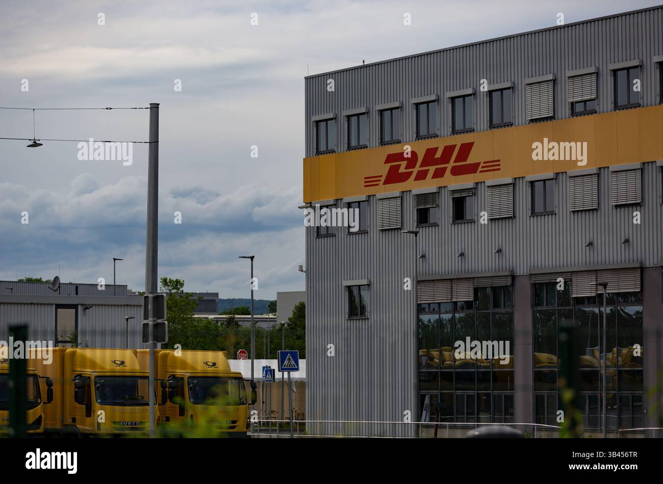 Neuwied, Deutschland - 20. Juni 2021: Bürogebäude eines DHL-Depots Stockfoto