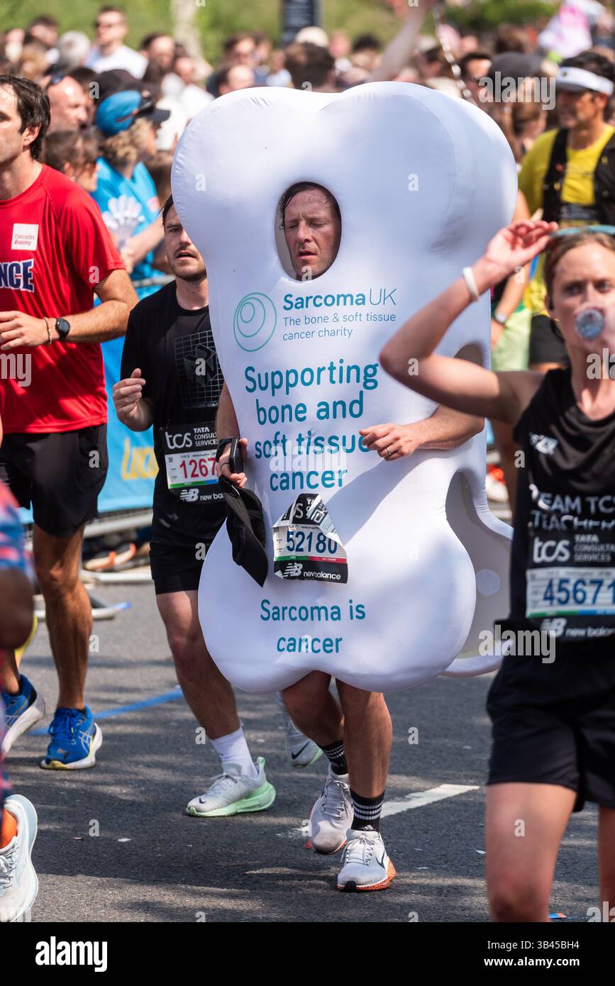 Charity-Läufer, der 2025 beim TCS London Marathon durch Tower Hill in London, Großbritannien, antrat. Sarkom UK Knochenkostüm Stockfoto