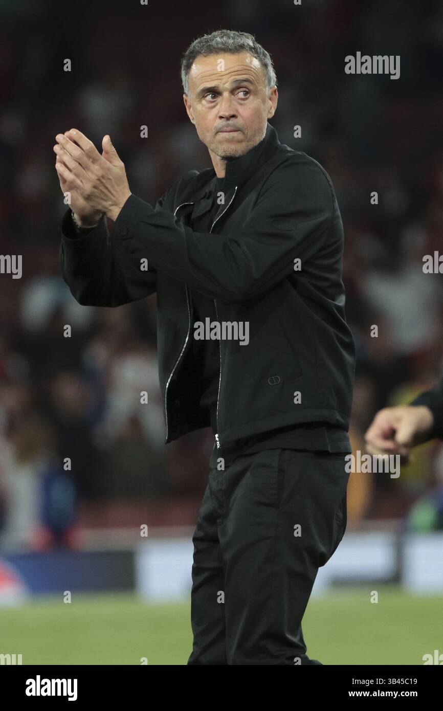PSG-Trainer Luis Enrique grüßt die Fans nach dem UEFA Champions League, dem Halbfinale und dem 1. Legs-Spiel zwischen Arsenal FC und Paris Saint-Germain (PSG) am 29. April 2025 im Emirates Stadium in London Stockfoto
