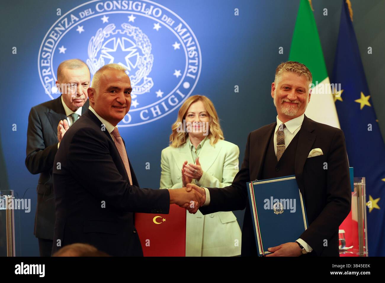 Rom, Italien. April 2025 30. Rom, Italien 29.4,2025: Mehmet Nuri Ersoy Minister für Kultur und Tourismus von Türkiye und Alessandro Giuli Minister für Kultur Italiens, Giorgia Meloni empfängt den türkischen Präsidenten Recep Tayyip Erdogan in der Villa Pamphili, dem Ort des vierten Gipfels zwischen Rom und Ankara. Quelle: Unabhängige Fotoagentur/Alamy Live News Stockfoto