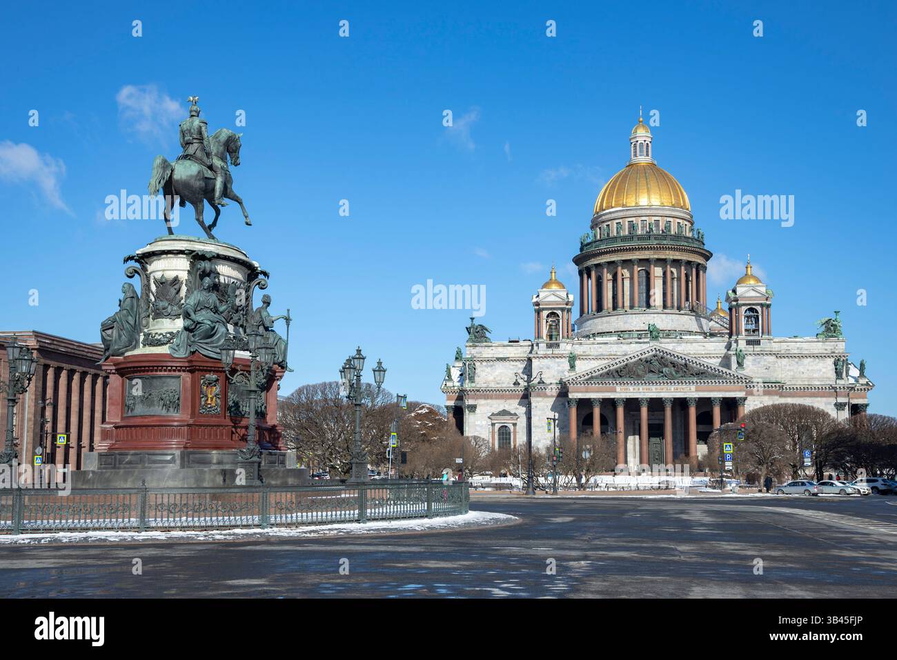 ST. PETERSBURG, RUSSLAND - 2. APRIL 2023: Blick auf den Isaak-Platz an einem Apriltag. Historisches Zentrum von Sankt Petersburg Stockfoto