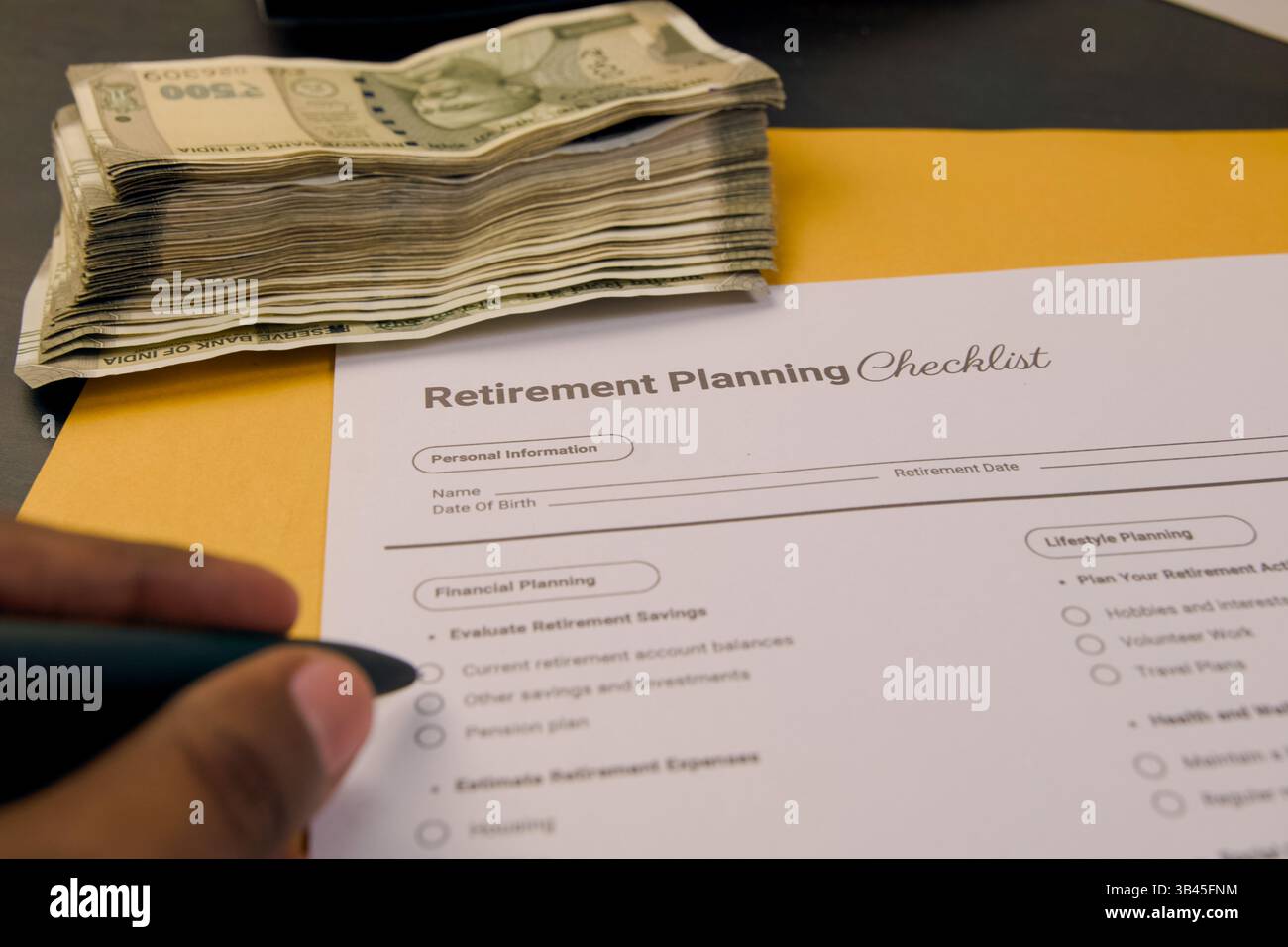 Einzelperson, die eine Checkliste für die Altersvorsorgeplanung mit Bargeld in der Nähe für die Finanzorganisation überprüft. Stockfoto