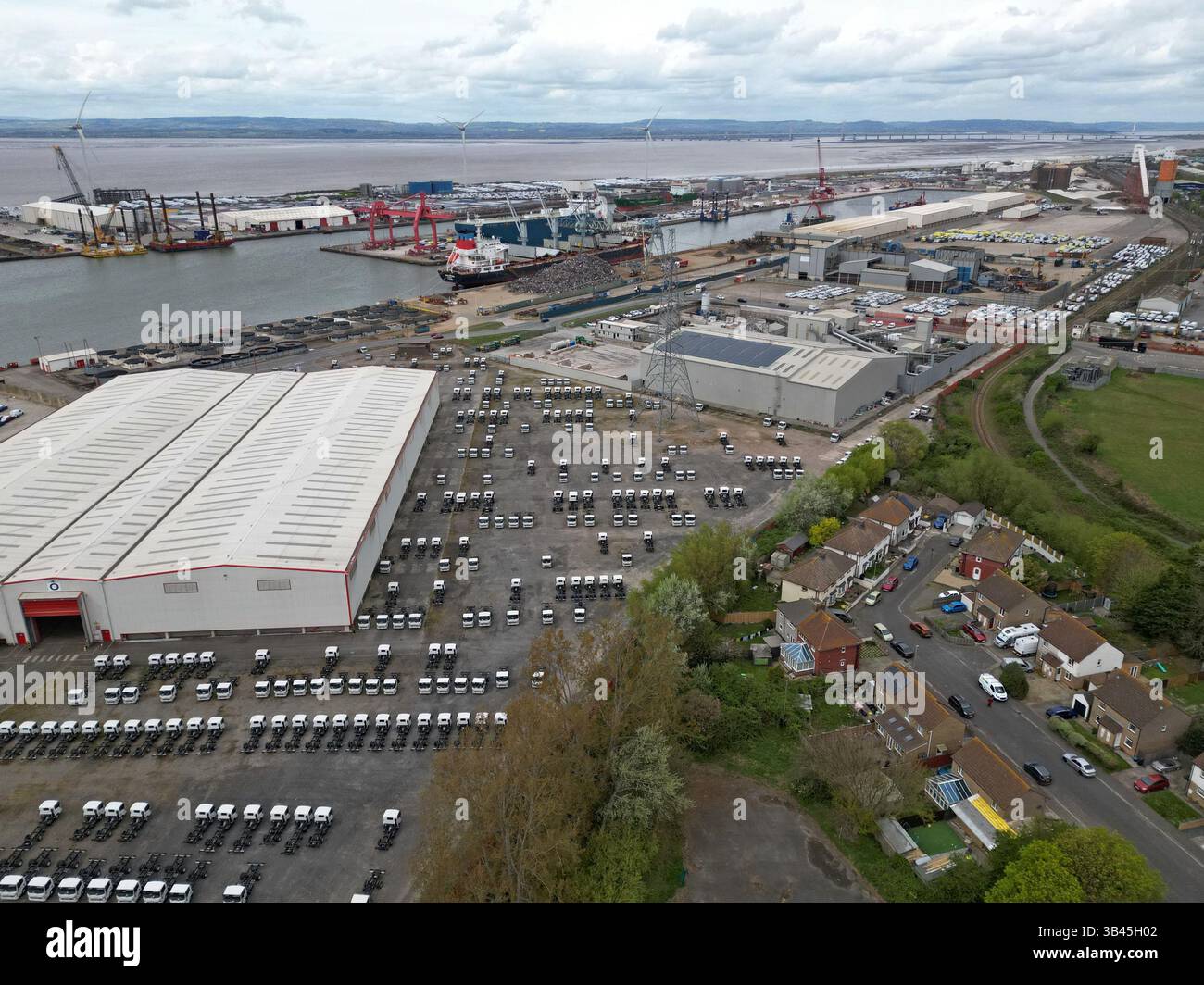 Luftaufnahme der neuen Fahrerhäuser für LKW-Fahrgestelle in Avonmouth Docks, Bristol, Großbritannien, April 2025 Stockfoto