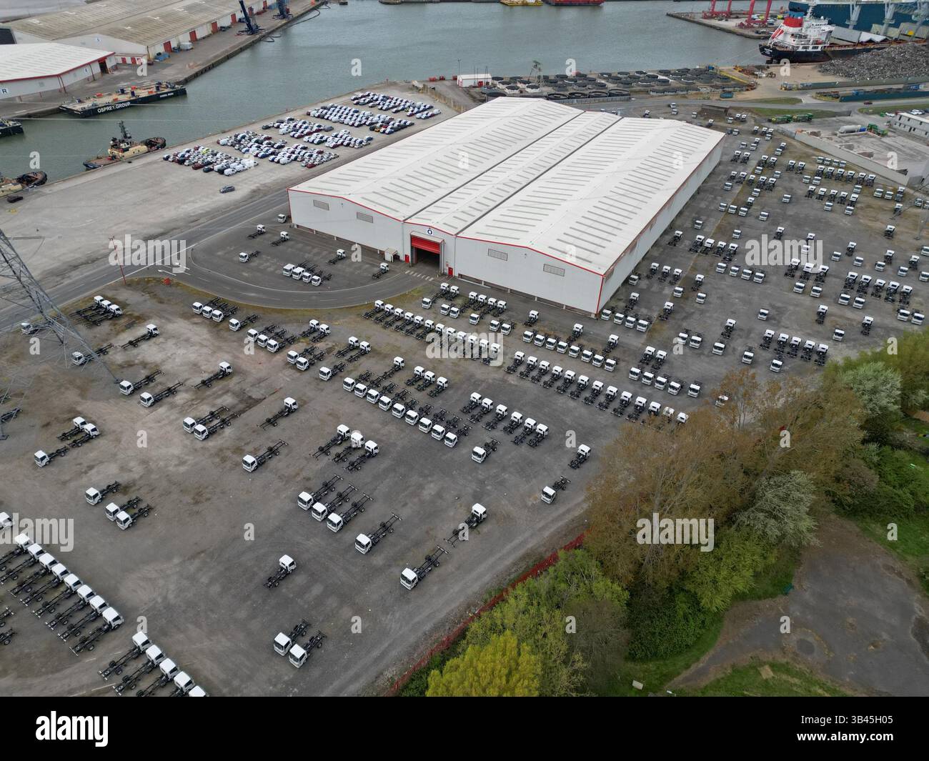 Luftaufnahme der neuen Fahrerhäuser für LKW-Fahrgestelle in Avonmouth Docks, Bristol, Großbritannien, April 2025 Stockfoto