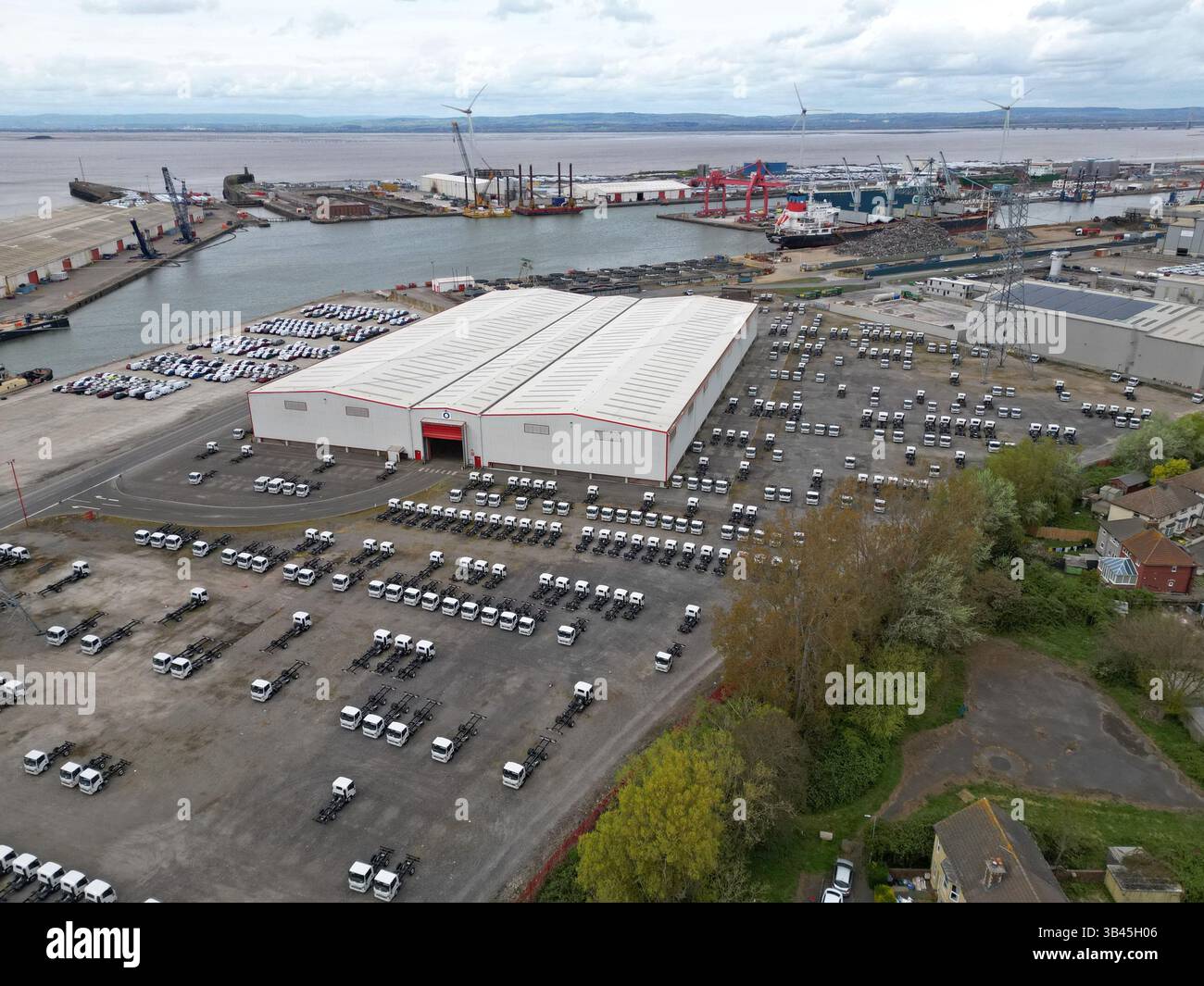 Luftaufnahme der neuen Fahrerhäuser für LKW-Fahrgestelle in Avonmouth Docks, Bristol, Großbritannien, April 2025 Stockfoto