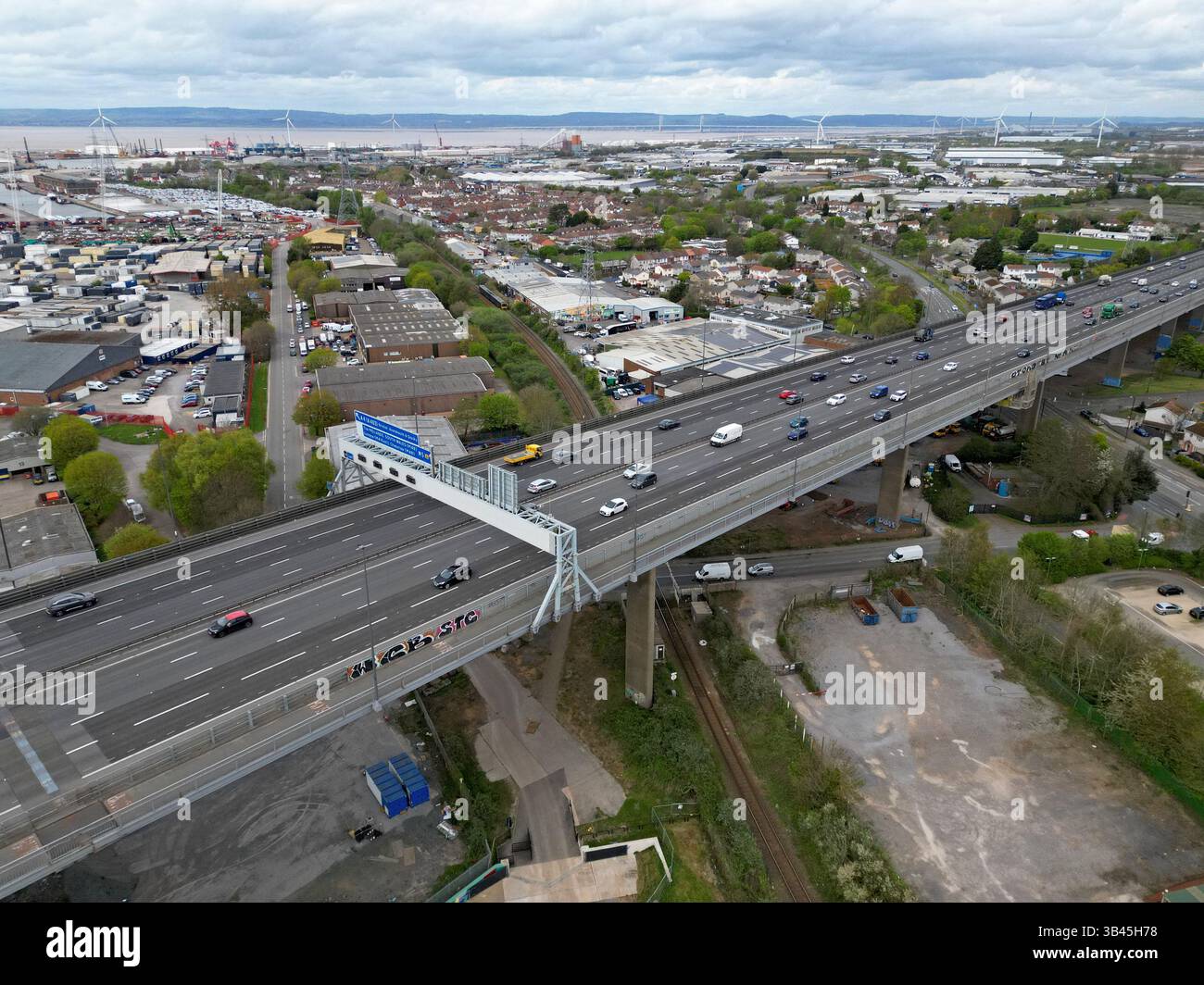 Drohnenansicht der Autobahn M5 auf dem Avonmouth Flyover und Portbury Docks New Car Storage Area, Bristol, Großbritannien, April 2025 Stockfoto