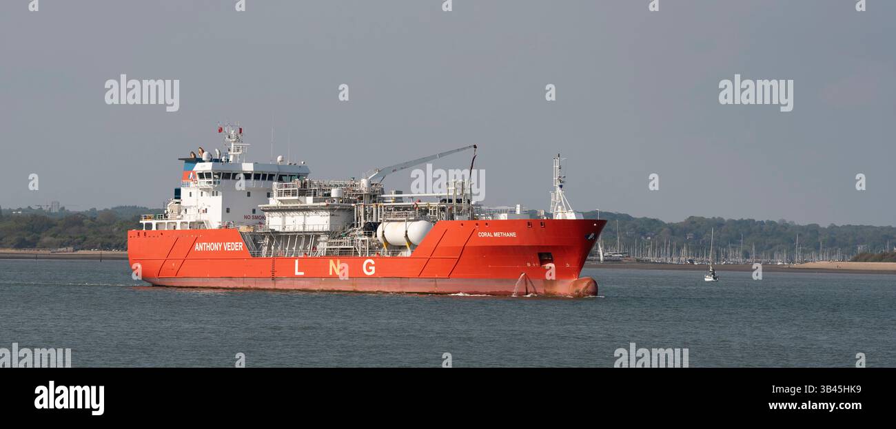 Southampton England Großbritannien. 27.04.2025. Ausgehend von Southampton fährt der LNG-Tanker Coral Methan auf Southampton Water zu ihrem Heimathafen in der Neth Stockfoto