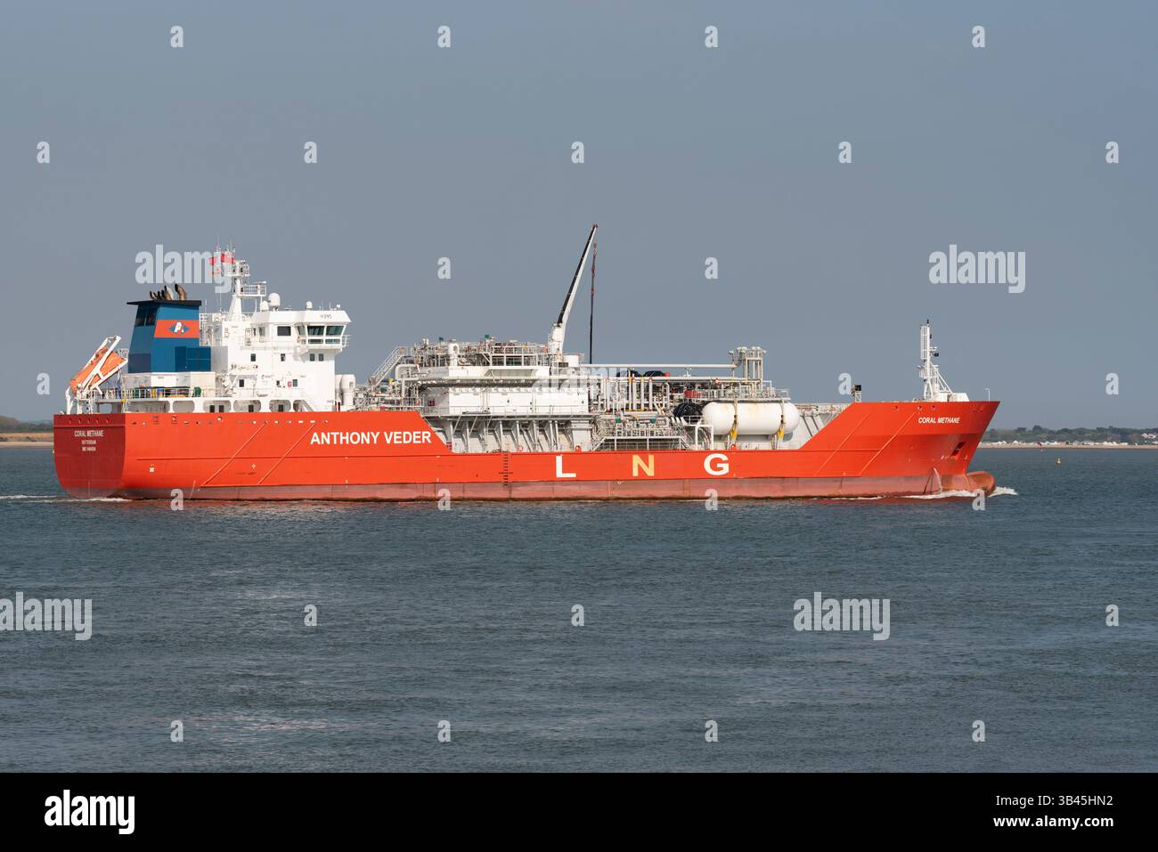Southampton England Großbritannien. 27.04.2025. Ausgehend von Southampton fährt der LNG-Tanker Coral Methan auf Southampton Water zu ihrem Heimathafen in der Neth Stockfoto